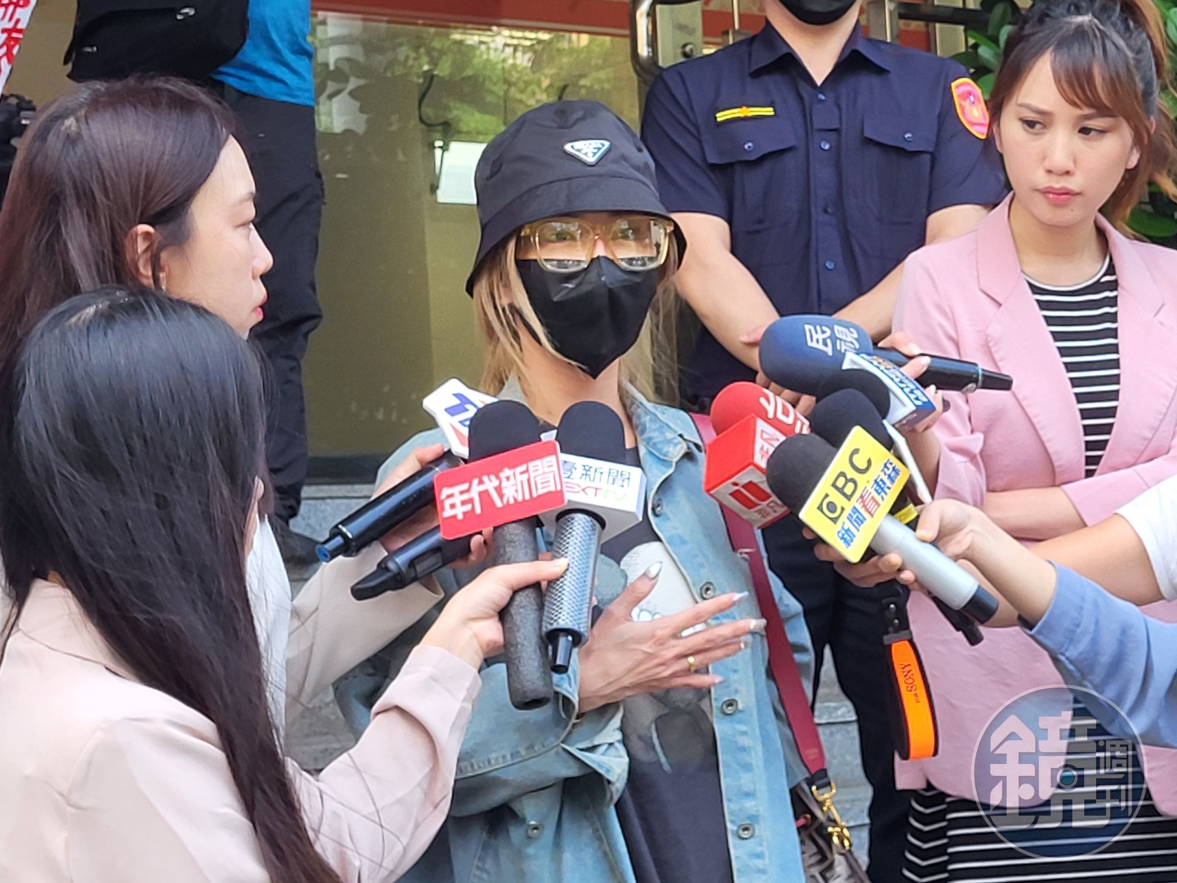 雪碧不滿遭Toyz批評,憤而控出公然侮辱與誹謗等罪,今首度出庭,強調絕不和解。
