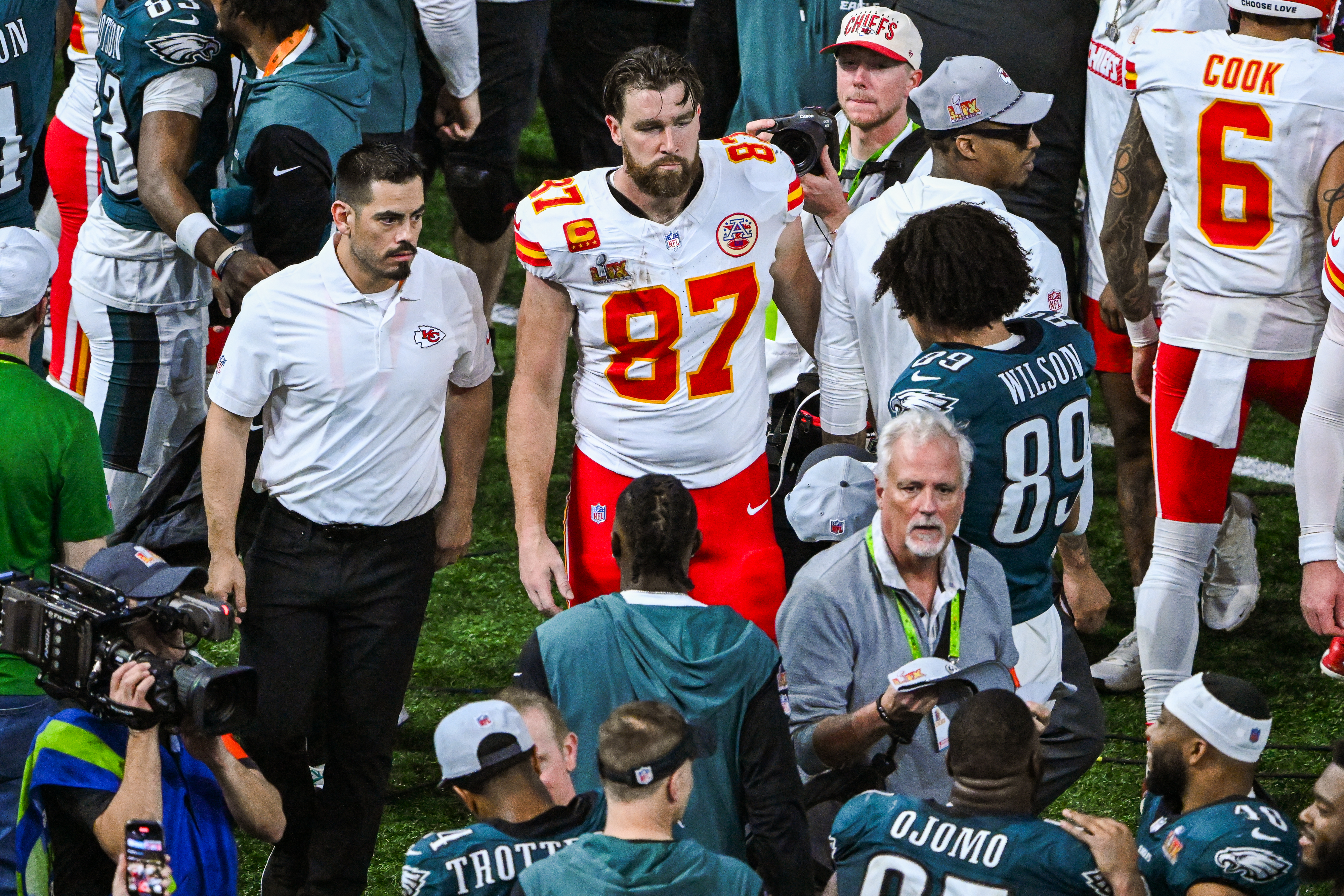 酋長隊衛冕失敗，崔維斯凱爾西（中）一臉沮喪離開球場。（東方IC）