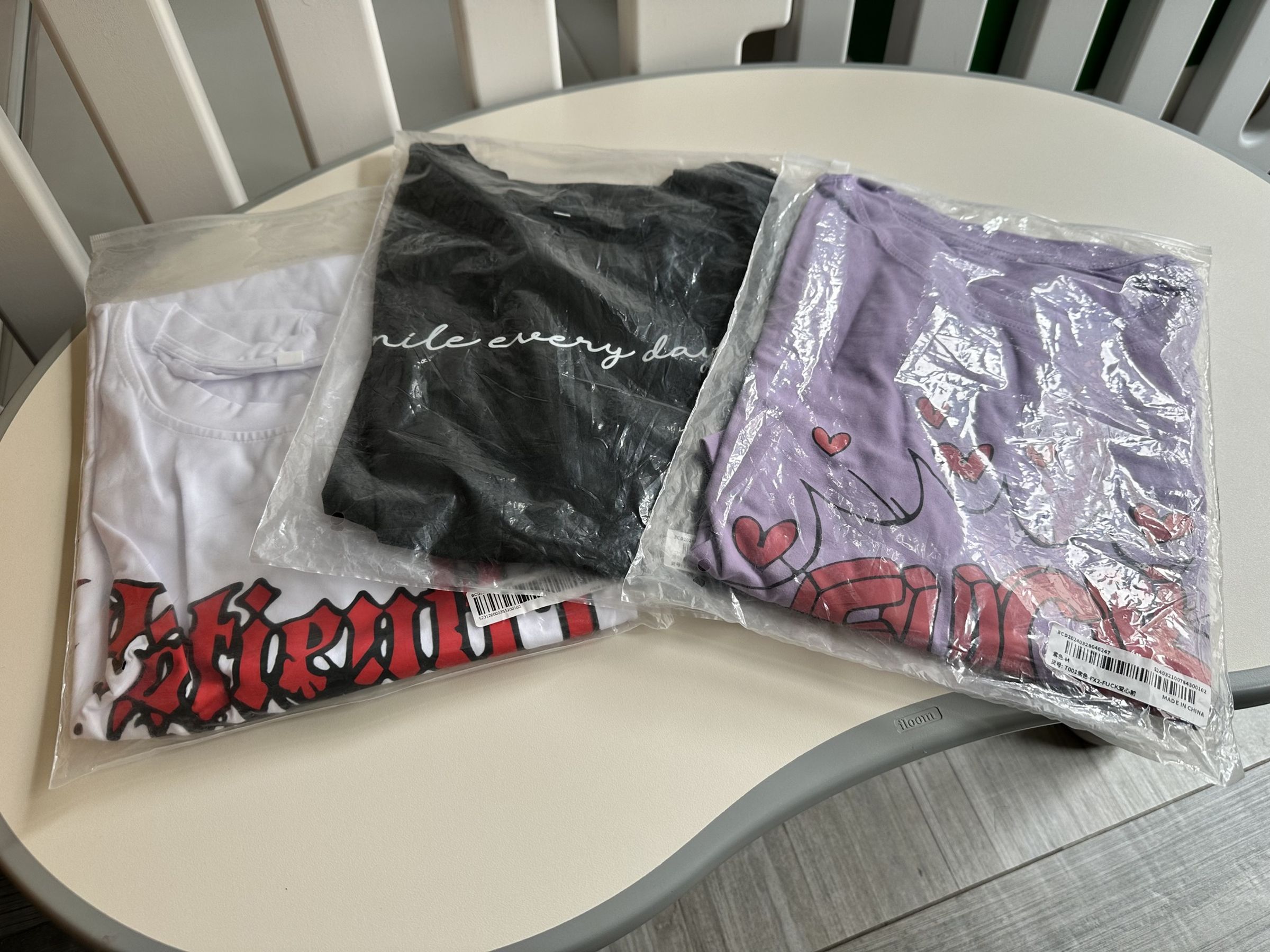 九把刀網購買了3件涼感T,結果看到商品「連當抹布都嫌醜」。(翻攝自九把刀 Giddens Ko臉書)