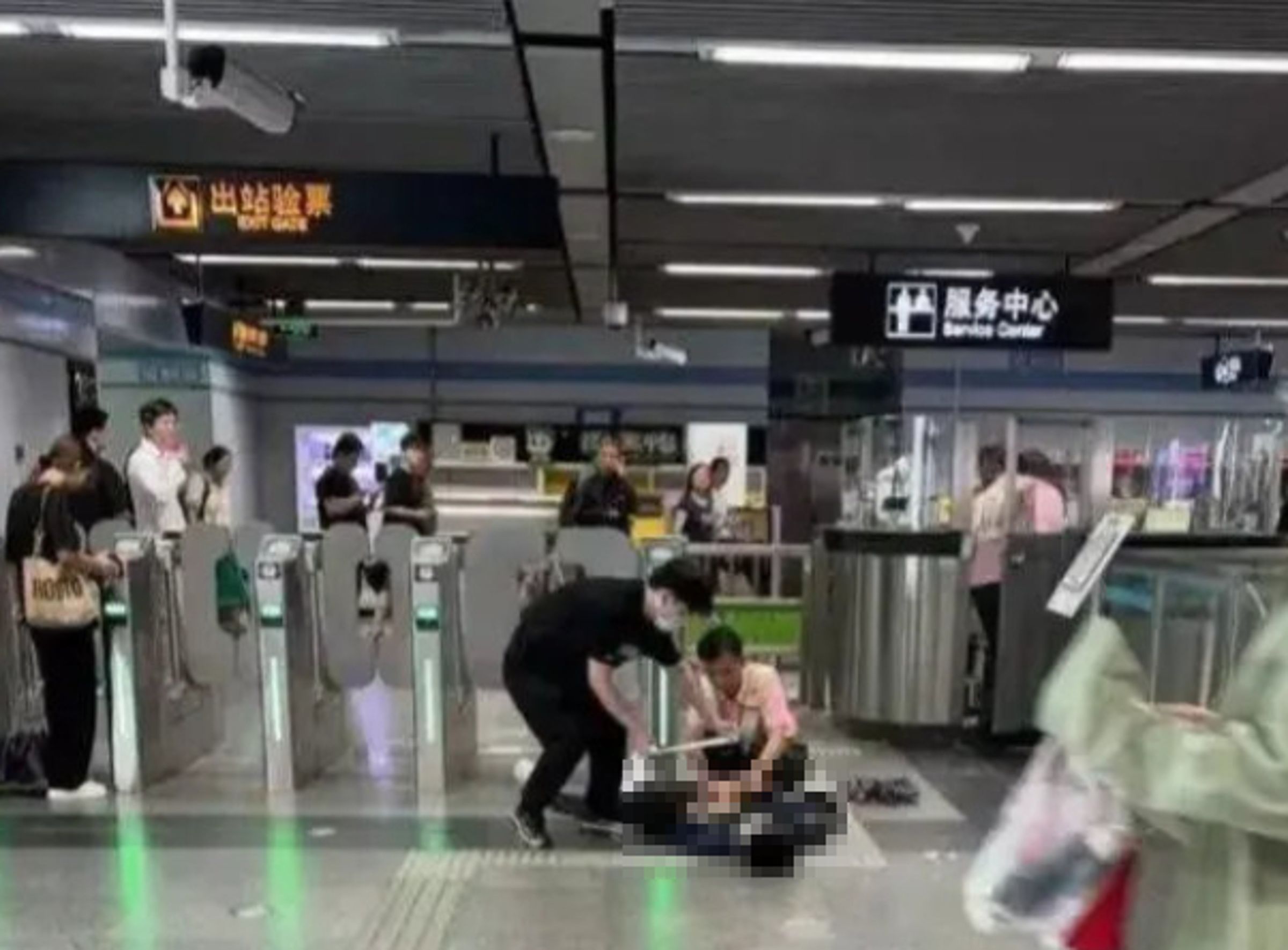 上海地鐵驚爆砍人事件，3人受傷送醫。（翻攝微博）