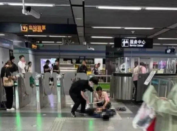 上海地鐵驚爆砍人事件，3人受傷送醫。（翻攝微博）