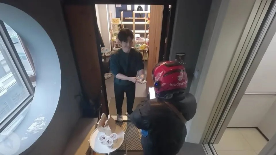 博恩將代言費分批當成外送員的小費,其中一名外送員悲吐坎坷人生經歷,未料卻是瞎掰的。(翻攝自博恩YouTube)