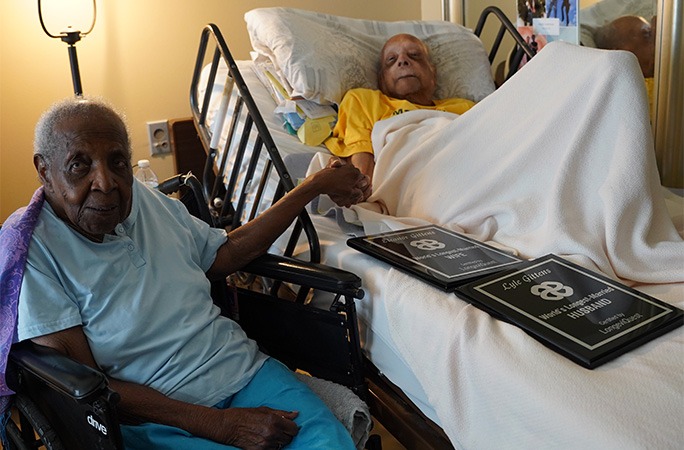 107歲的艾蓮娜(左)與108歲的萊爾(右)結婚83年,以年齡總和216歲又132天」,破金氏世界紀錄。(翻攝Guinness World Records)