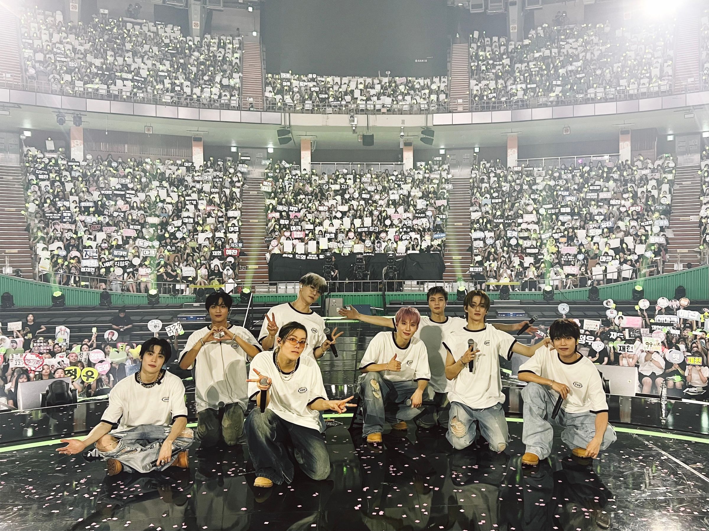 NCT主唱文泰一(右一)8月初在NCT 127出道8週年紀念見面會向粉絲約定:「希望我們長久在一起。」(翻攝NCT 127 微博)