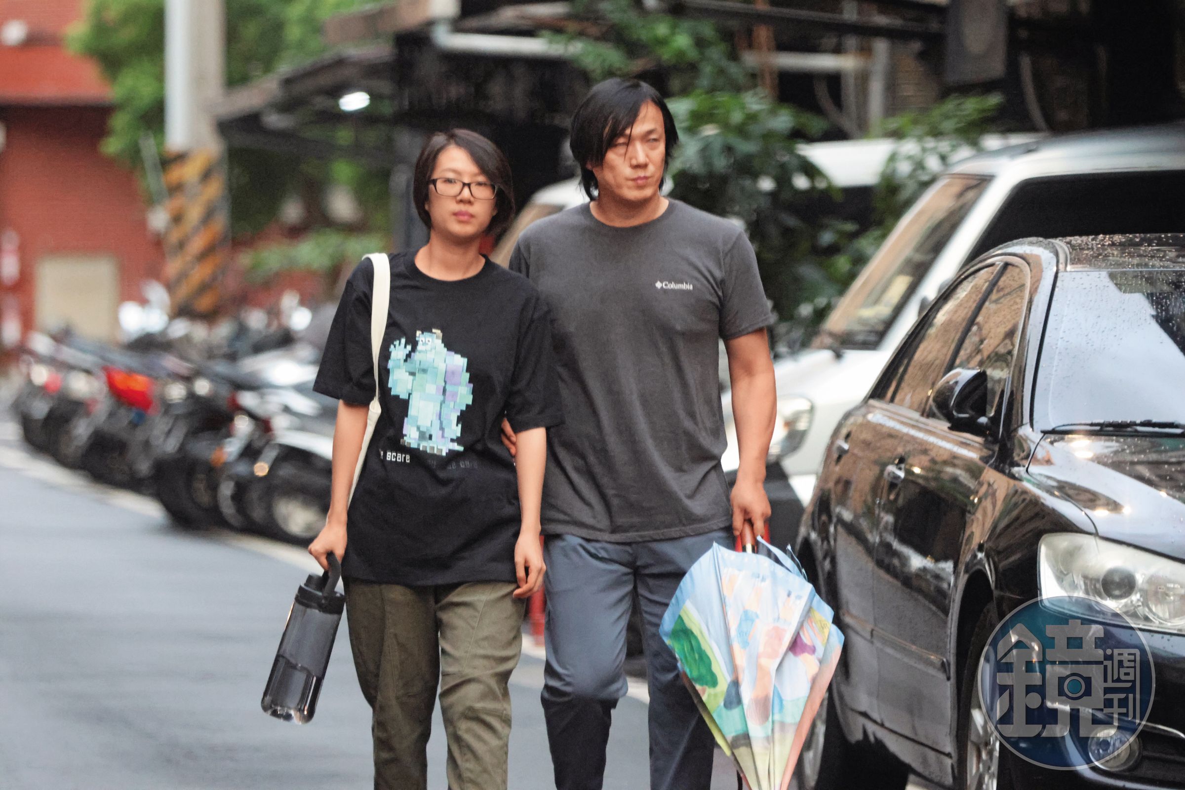 7月21日18:10,蕭煌奇(右)勾著老婆Jenny(左)的手,於傍晚時分走出家門,夫妻倆緩步走在路上,要前往親戚家聊天吃飯。
