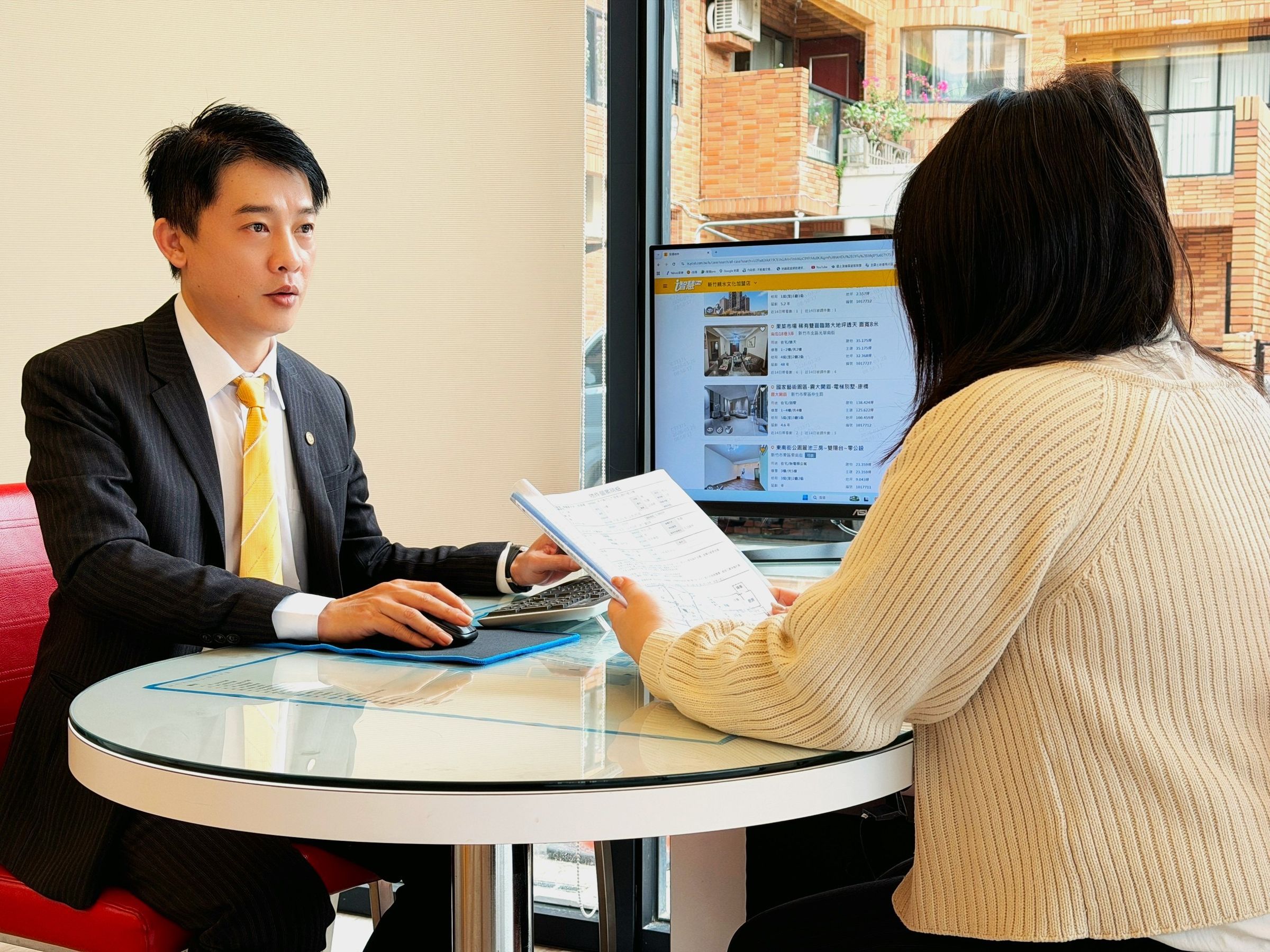 永慶不動產業務人員善用科技工具、提供細膩關懷,全台門市提供一致且穩定的服務品質,才能在高度嚴謹的評鑑標準中長年獲獎(永慶房產集團提供)