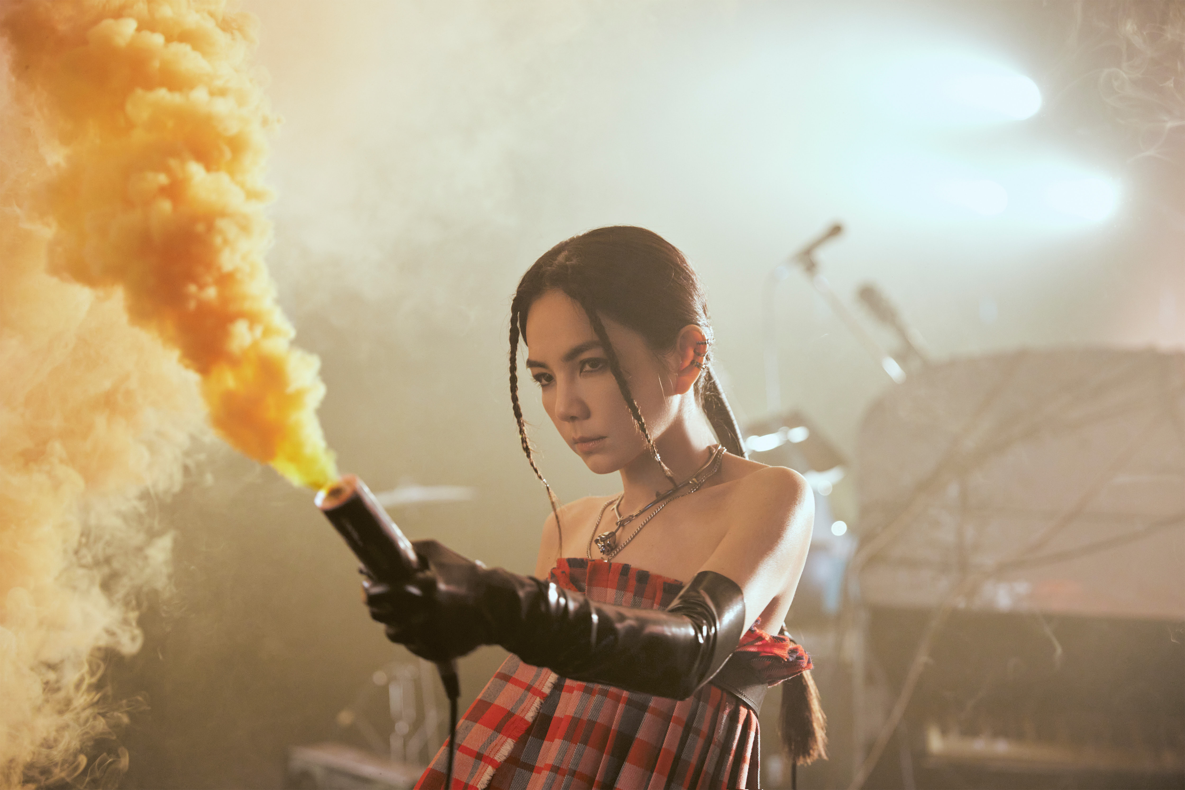 〈廢〉MV挖掘Ella的不同面向,將音樂與影像完美結合。(勁樺娛樂提供)