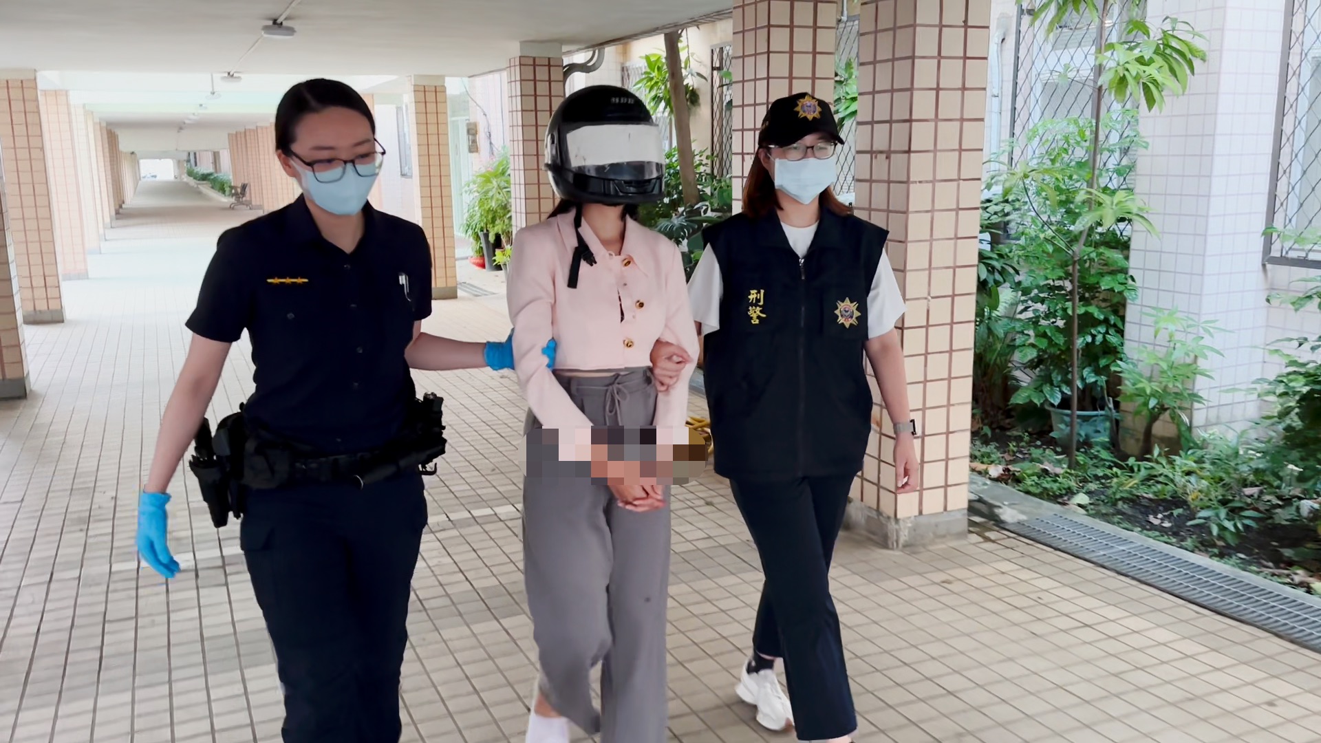 警方立即逮捕運毒泰女送辦。（航警局提供）