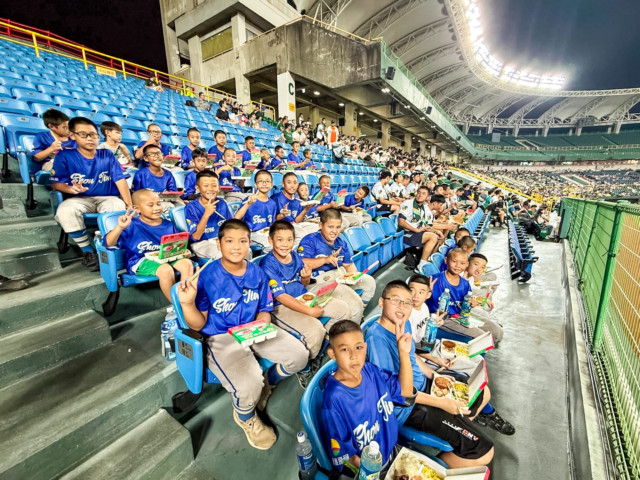 永慶加盟四品牌高雄區經管會舉辦「棒球親子家庭日」,特別邀請高雄市壽天國小棒球隊到現場同樂。(永慶房產集團提供)