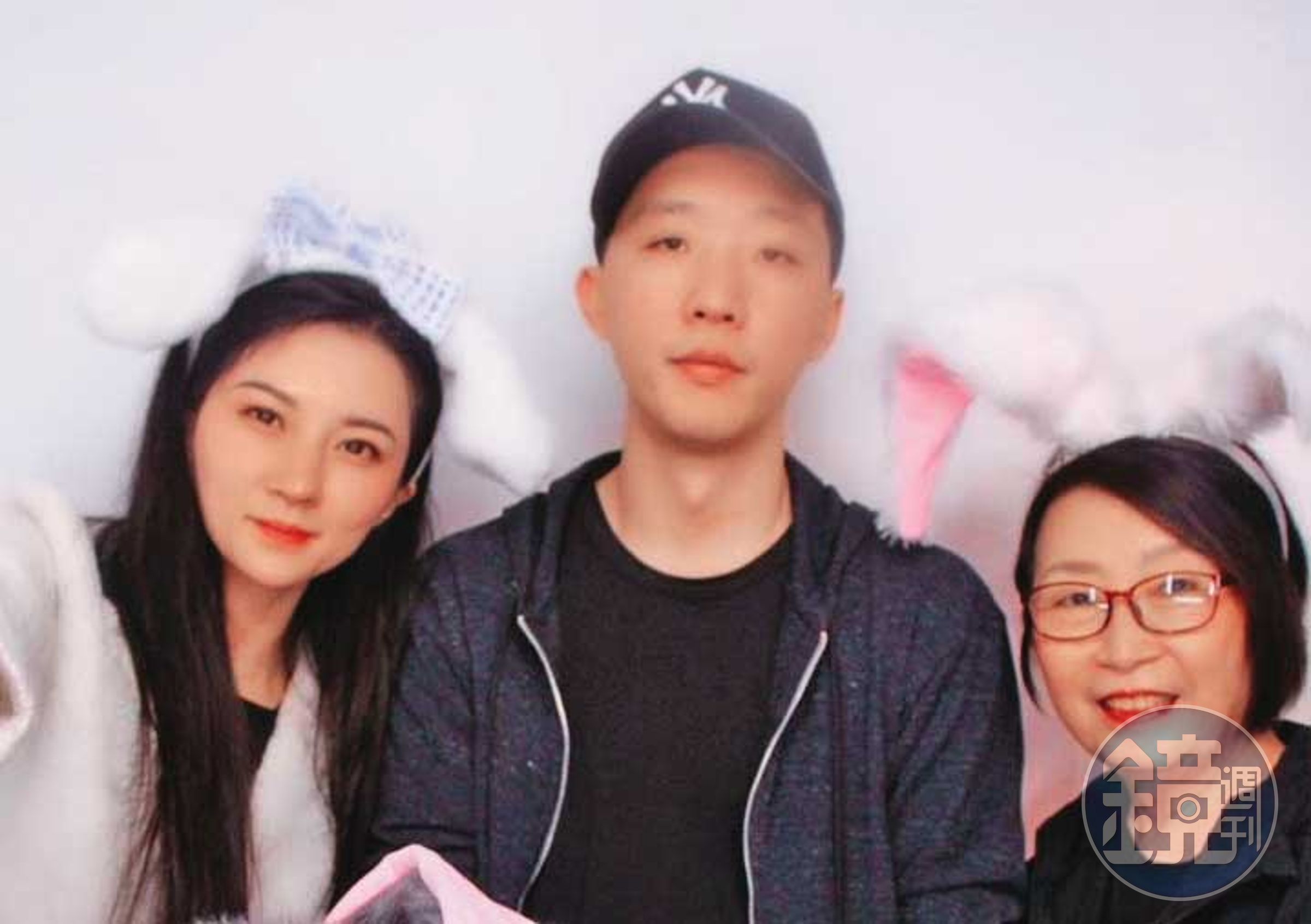 宋晶宜(右)過去曾與兒子(中)、媳婦(左)合照,如今兒媳2人卻形同陌路,走上訴訟。(當事人提供)