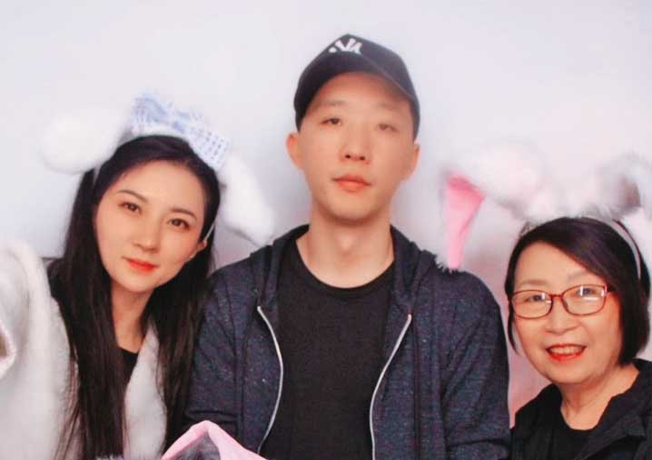 宋晶宜（右）過去曾與兒子（中）、媳婦（左）合照，如今兒媳2人卻形同陌路，走上訴訟。（當事人提供）