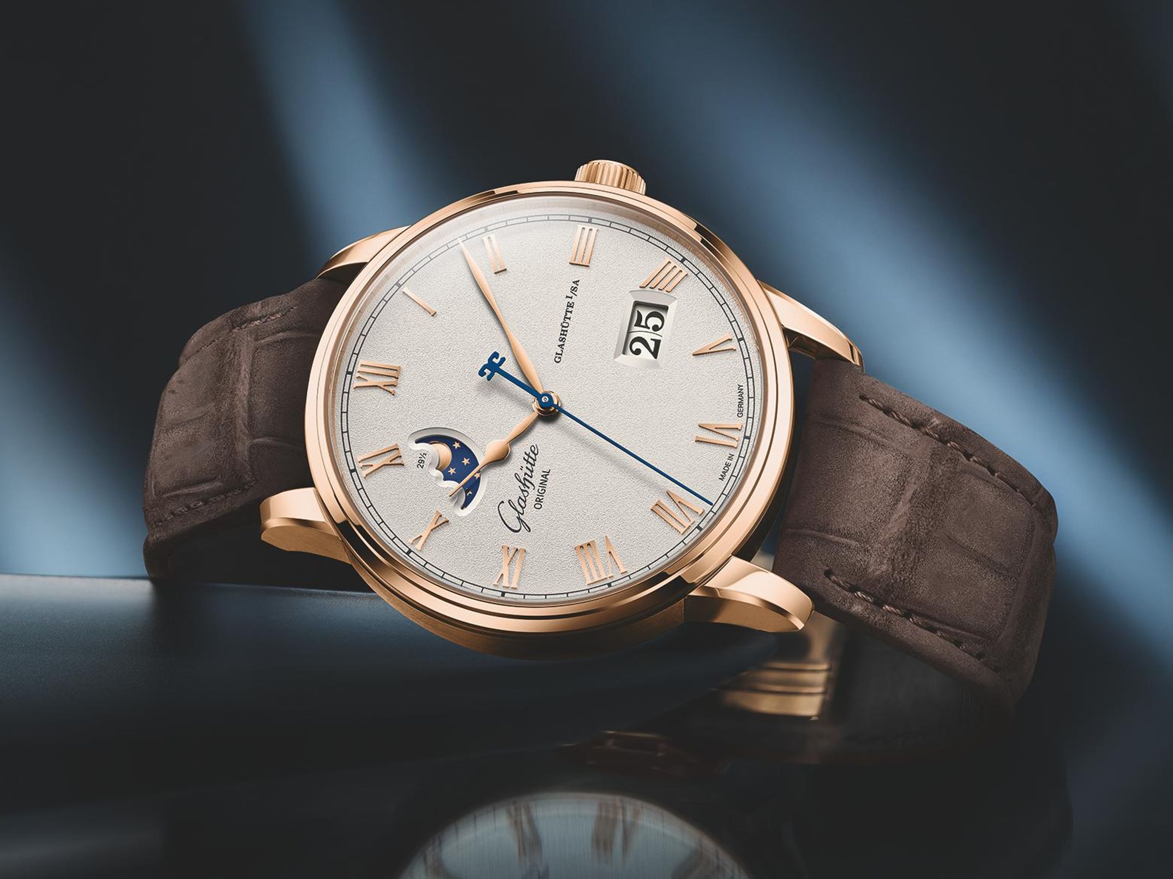 Glashütte Original Senator Excellence Panorama Date Moonphase,這款全新小改款的月相大日曆錶款,有紅金配奶油色,以及精鋼配電鍍灰兩種選擇。面盤有細膩顆粒紋,時標採用立體金質羅馬數字鑲嵌,視覺更為立體,同時精鋼款也可以選擇經典皮革錶帶或具運動感的纖維合成錶帶,以配合各種生活風格穿搭。錶徑40毫米,防水50米。定價約NT$755,000(紅金款);NT$380,000(精鋼款)。