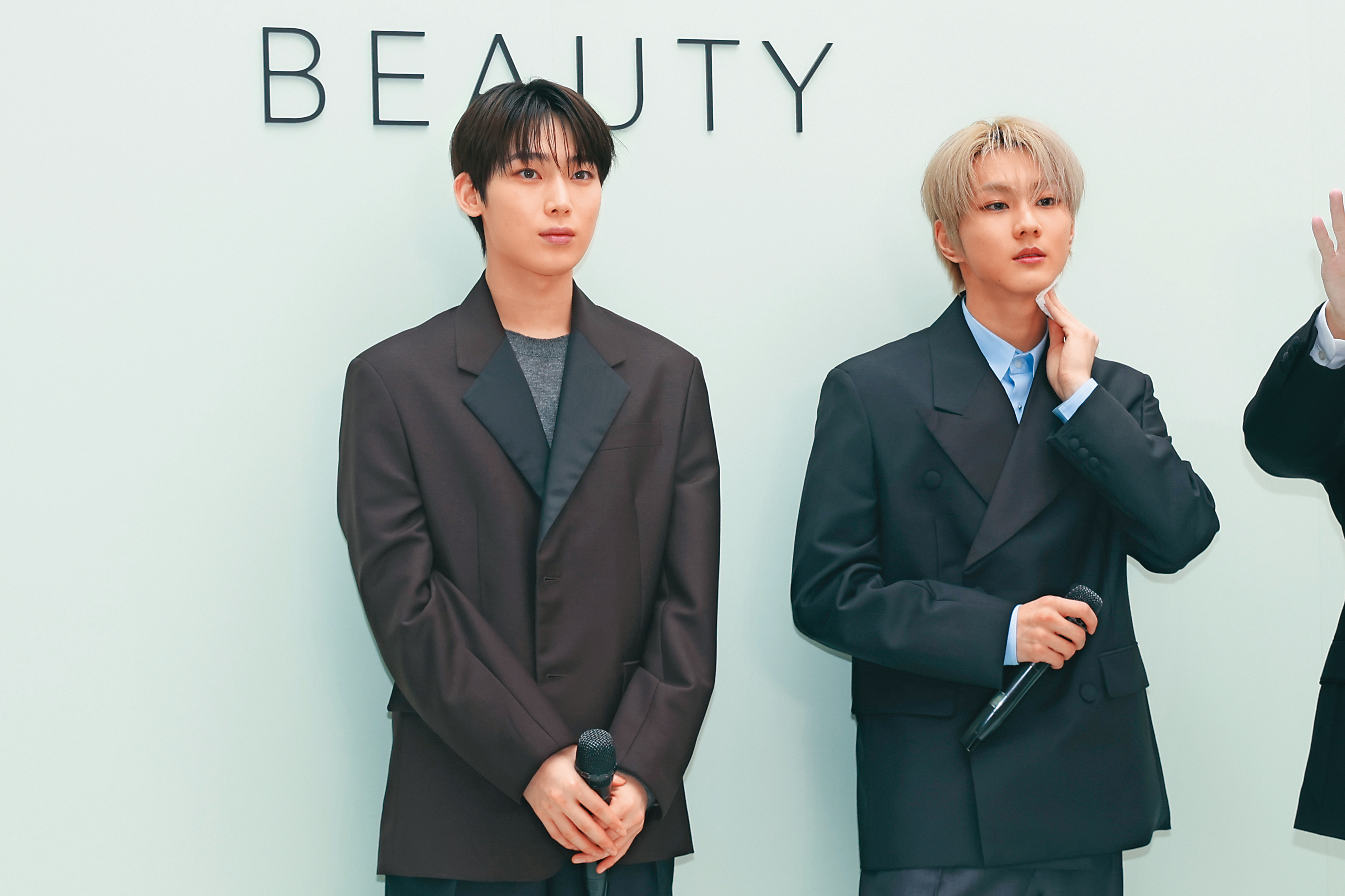 ENHYPEN禎元（右）為何連擦個汗都自帶畫報濾鏡呢？（舔舌）左為善禹。