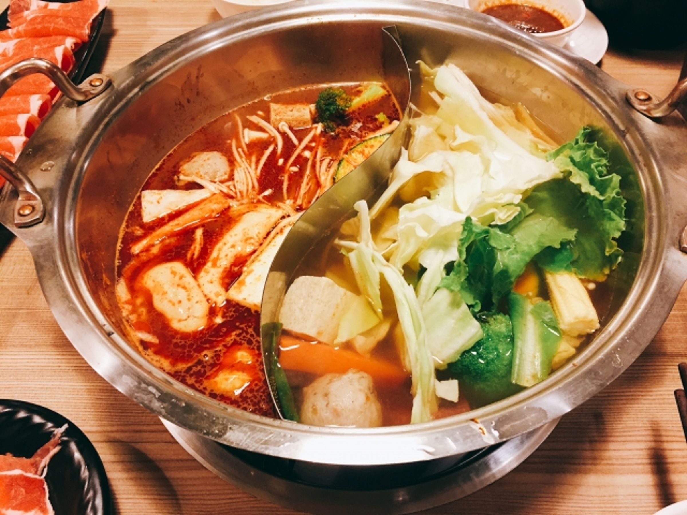 一名網友在高雄餐廳候位時,用「口天吳」報姓氏時,竟被店員質疑是否是中國人,讓他感到傻眼。(示意圖,photoAC)