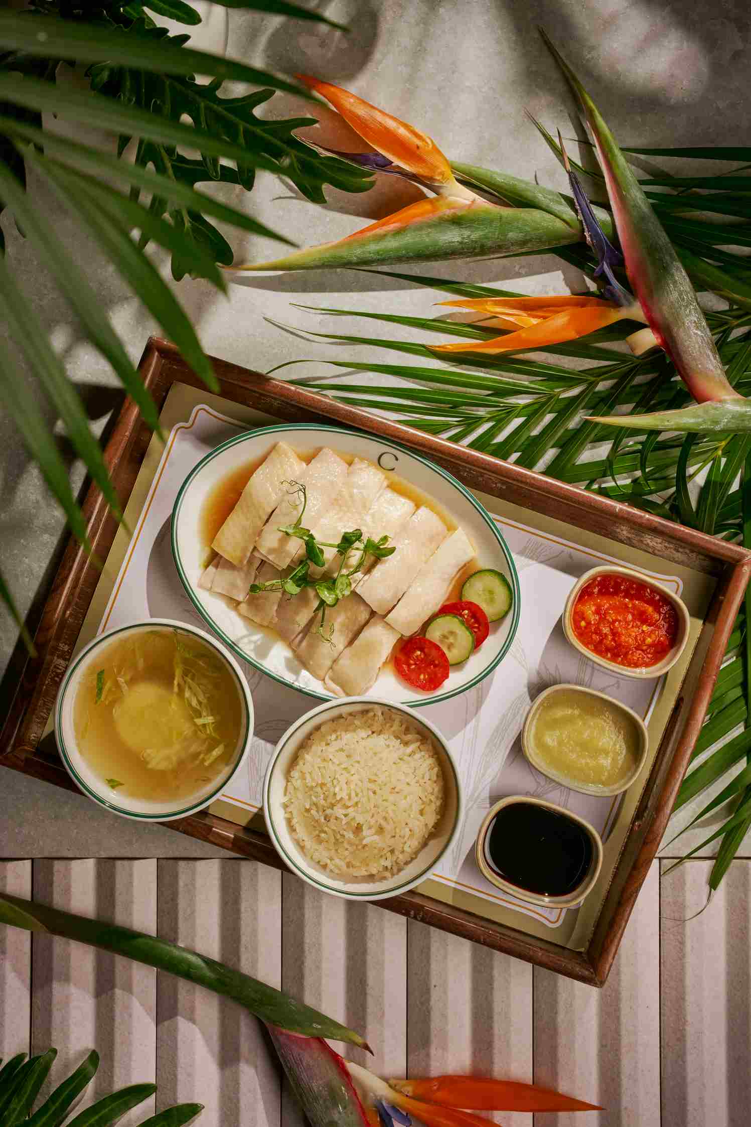 Chatterbox「海南雞飯」的雞肉有紮實嚼感、香米飯鬆軟，辣椒醬與薑蓉都是自製，就連那碗清雞湯都非常講究。（25新元／1人份，約NT$618、42新元／半隻雞，約NT$1,039、78新元／半隻雞，約NT$1,929）（Chatterbox提供）