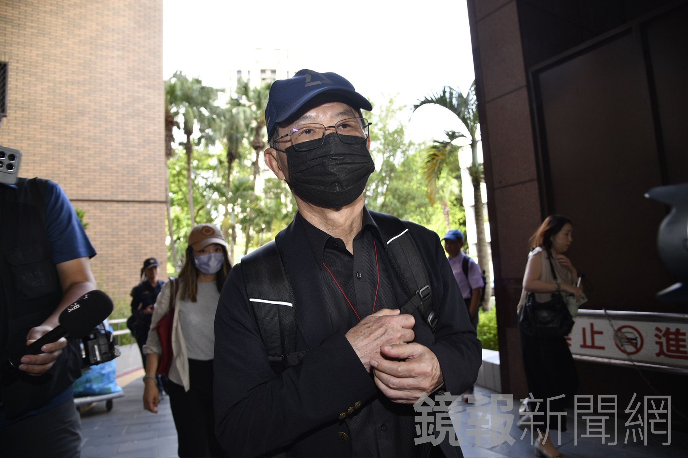 彭振聲今（24日）出庭作證，庭訊前他情緒崩潰大哭。（ 鏡報李智為攝）