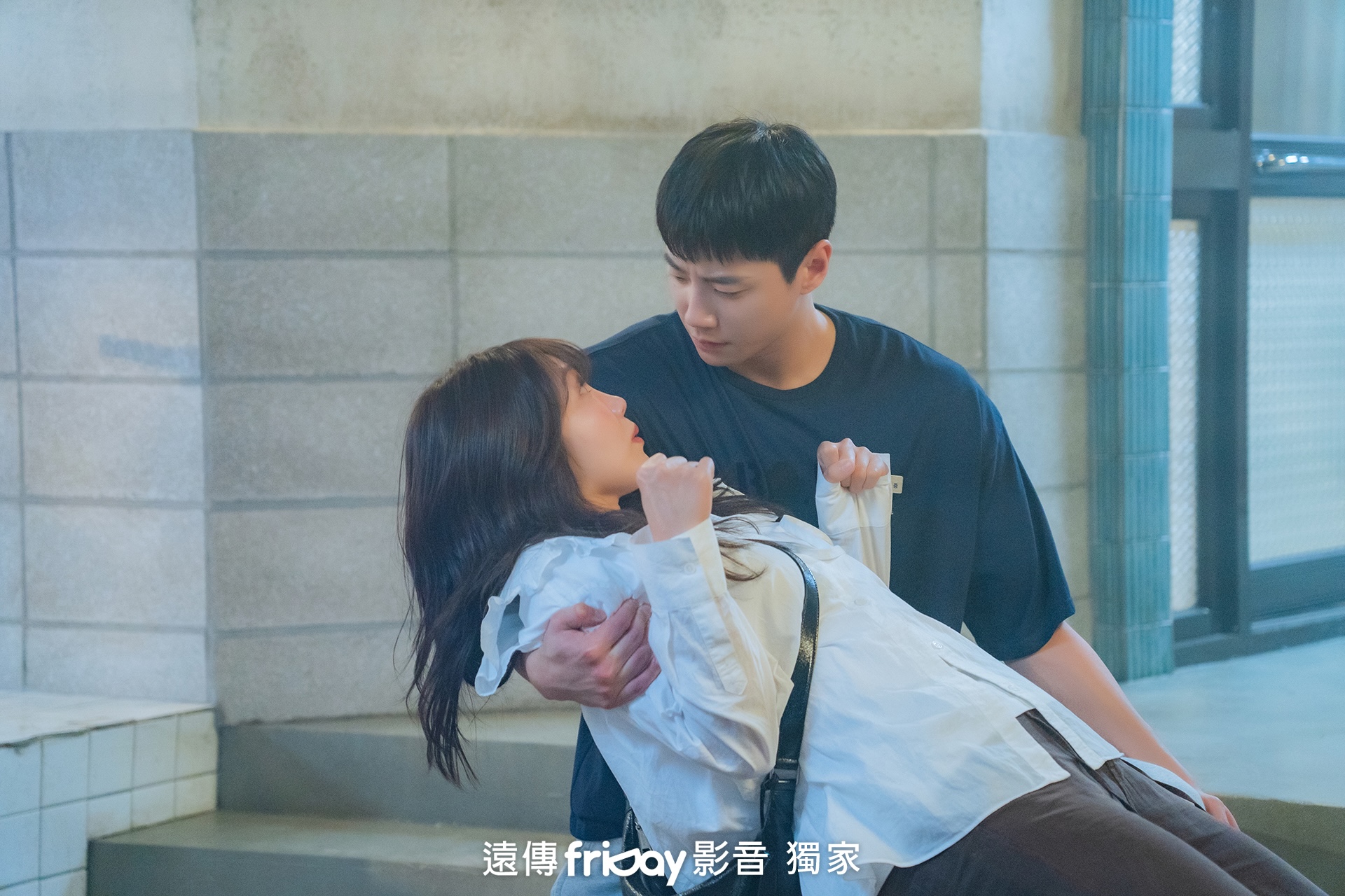 李濬榮一手抱住恩地測出實際體重超「社死」。（friDay影音提供）