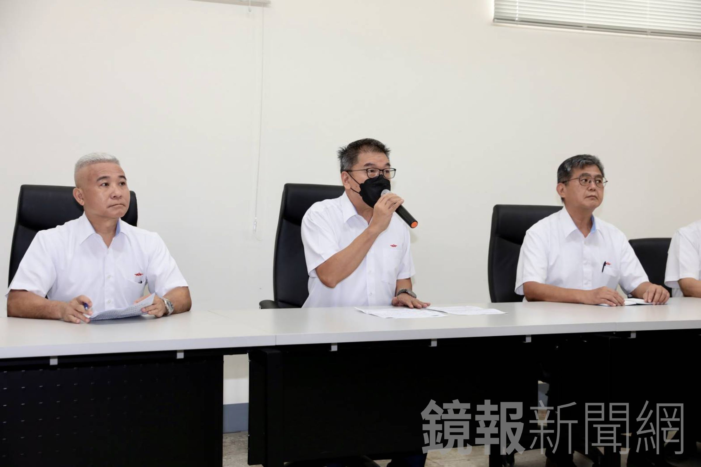 欣欣客運董事長召開記者會鞠躬道歉。(鏡報林煒凱攝)