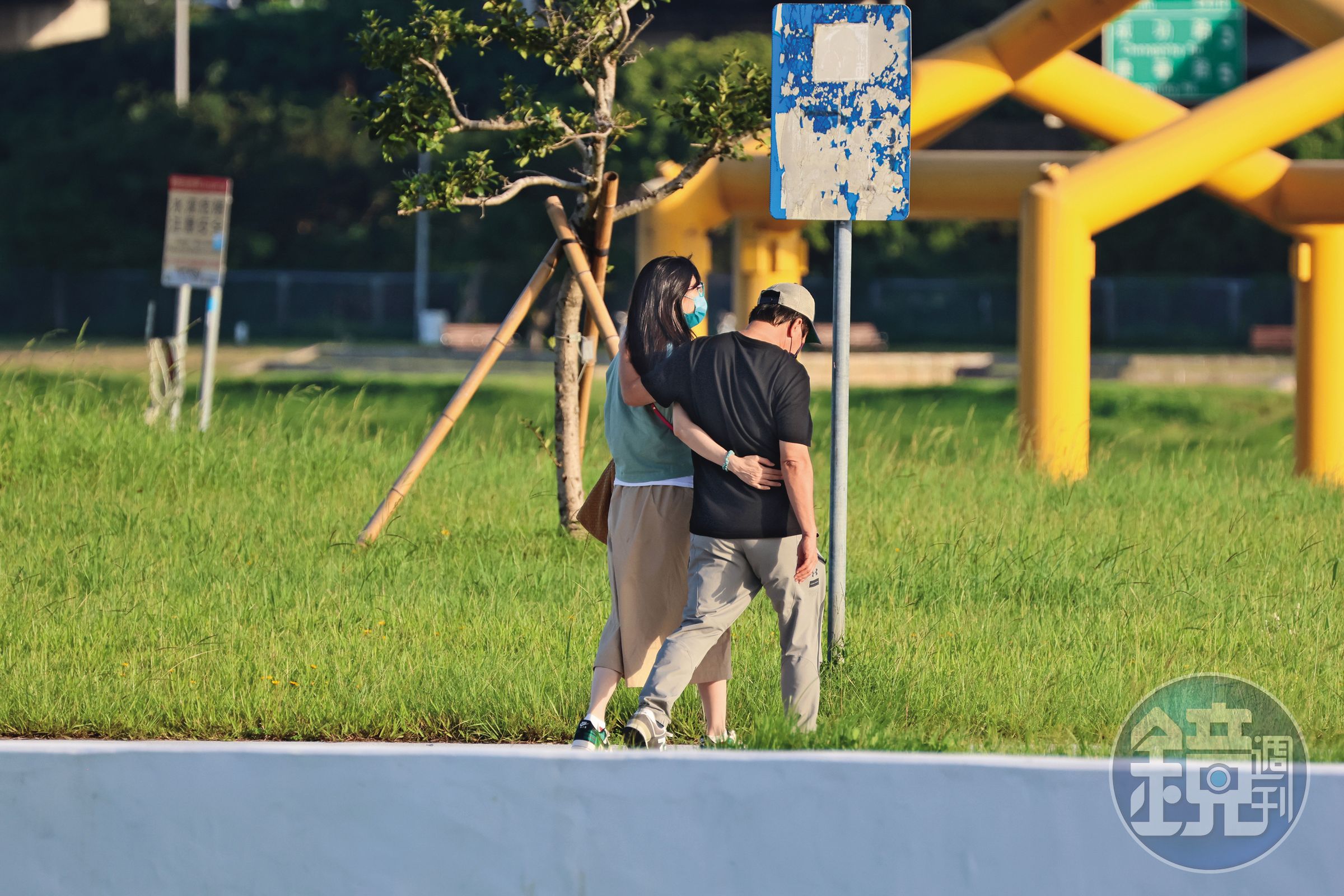 胡瓜私下和丁柔安常在街上散步，和傳說中的夫妻糾紛的畫風很不相同。