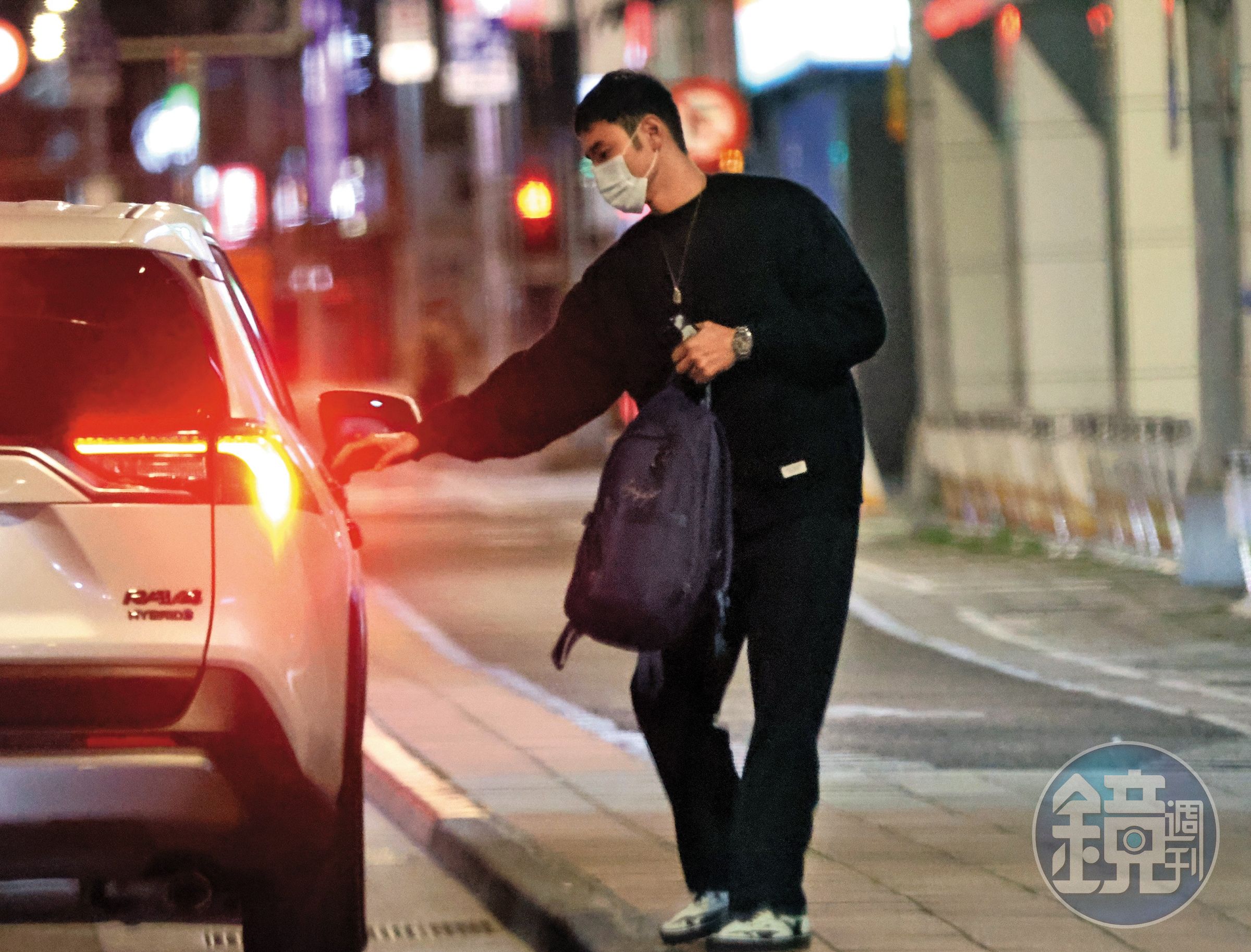 3/21 00:01,健身完,阮經天仍然快步上了計程車,然後往醫院奔去。
