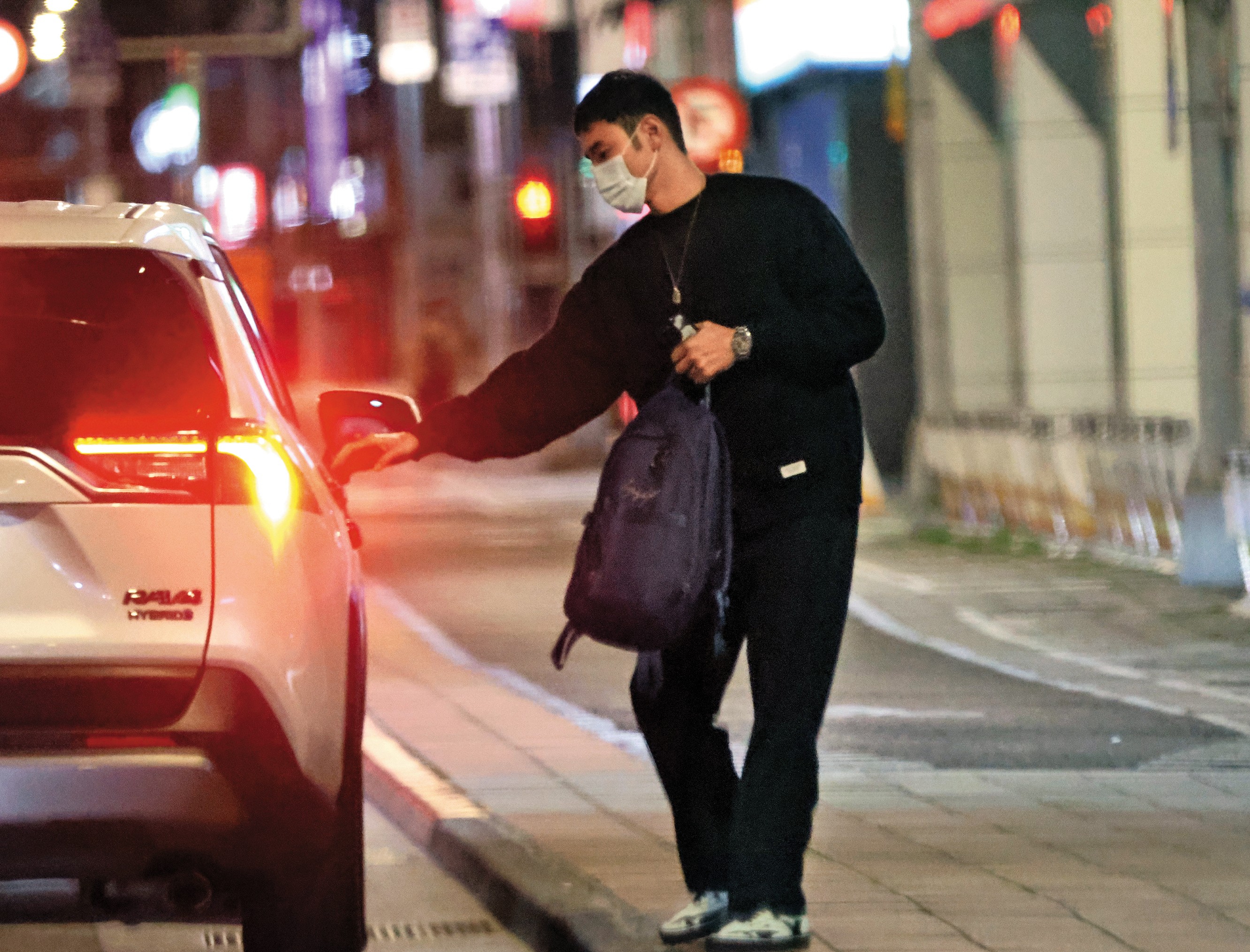 3/21 00:01,健身完,阮經天仍然快步上了計程車,然後往醫院奔去。