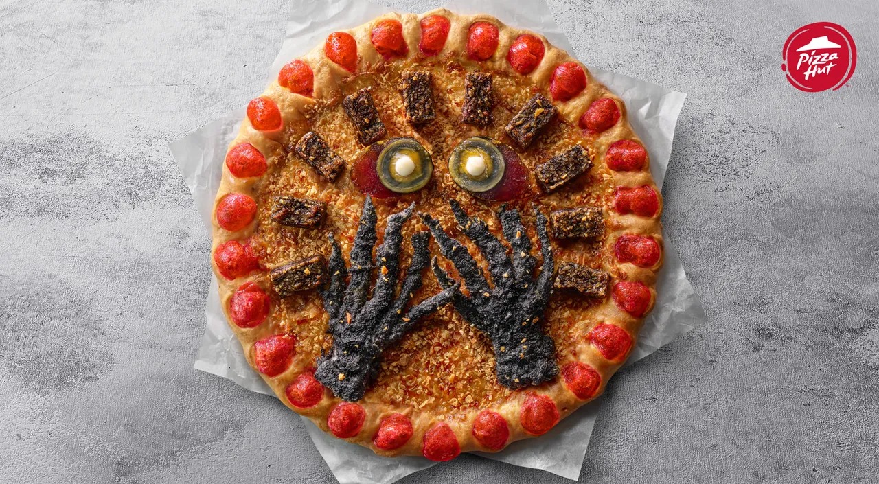 必勝客近日將推出「鬼手魷魚搗蛋比薩」，產品畫面曝光再度引起熱議。（必勝客提供）