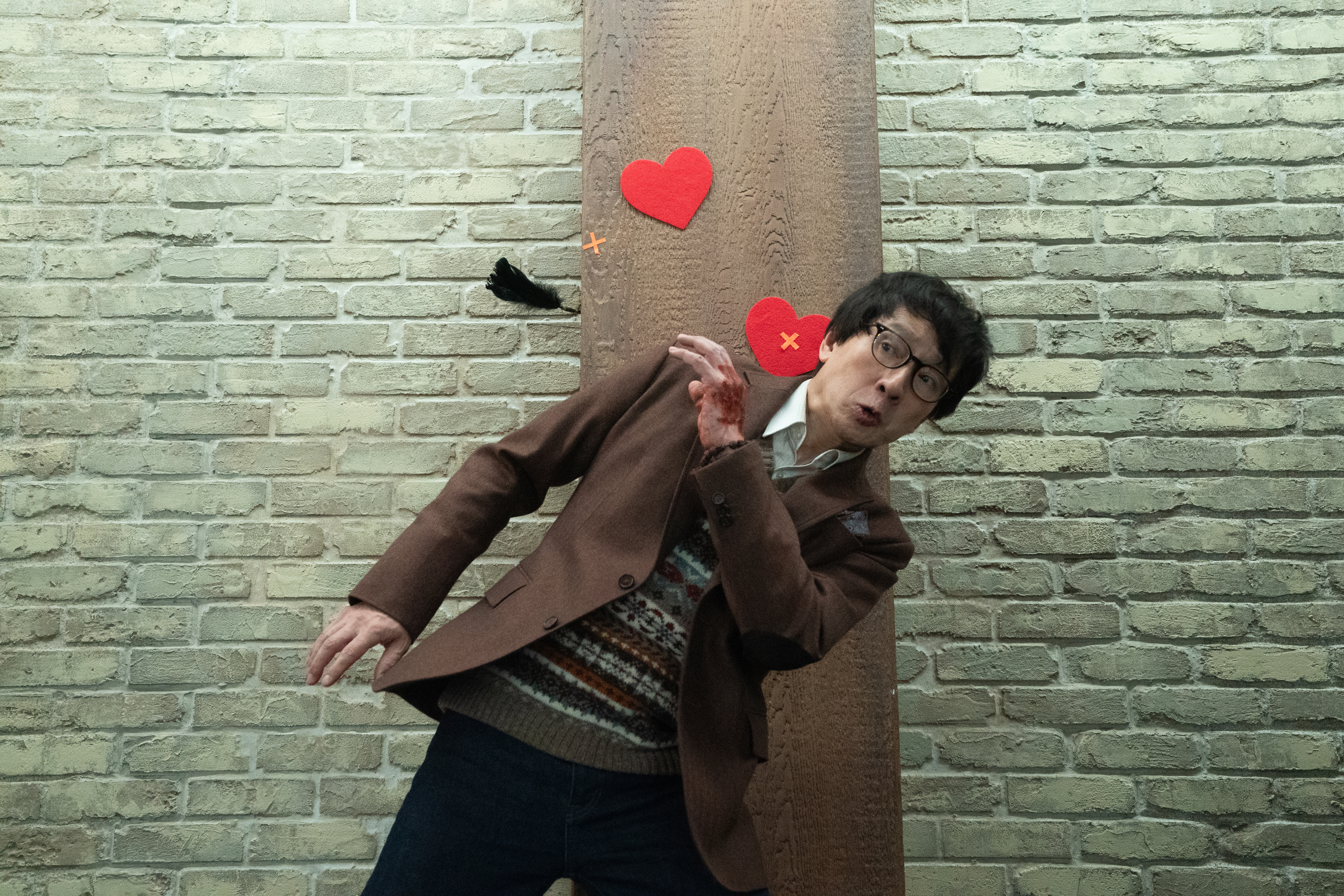 《狠狠愛》的故事發生在情人節這天，既充滿了情人節的浪漫符號，但也有各種刀槍棍棒齊飛的場面。（UIP提供）