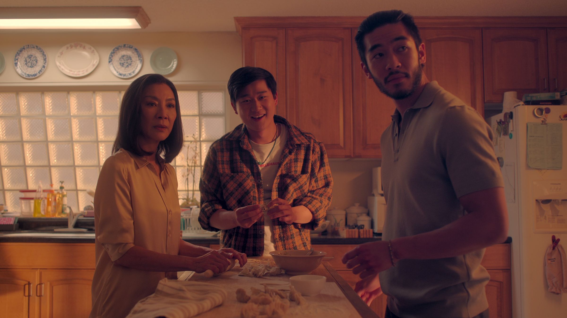 楊紫瓊(左起)、李松璞、錢裕揚,在《兄弟之道》扮演移民到洛杉磯的台灣黑道家族成員。(Netflix提供)