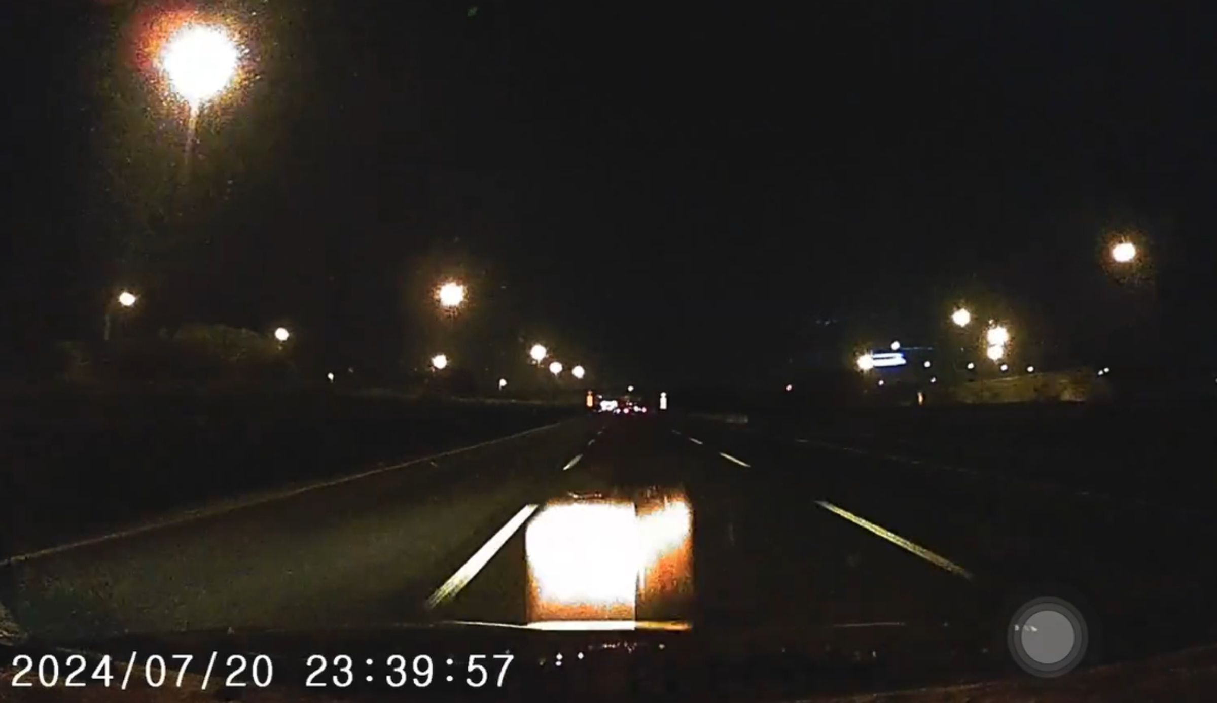 民眾深夜於國道開車，發現紙箱時已來不及。（翻攝臉書社團【爆料公社官方專屬】）