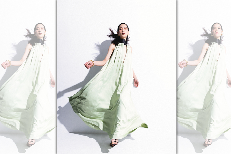 淺綠無袖洋裝，NT$105,000；寶石串珠高跟鞋，NT$46,900；圓球造型耳環，NT$29,500；金屬造型手鍊，NT$21,500；All by FERRAGAMO