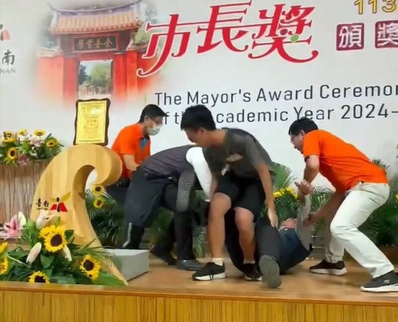 黃偉哲昨日在「市長陪你拍」市長獎頒獎典禮，不慎「翻車」摔得四腳朝天，所幸並無大礙。（台南市政府提供）