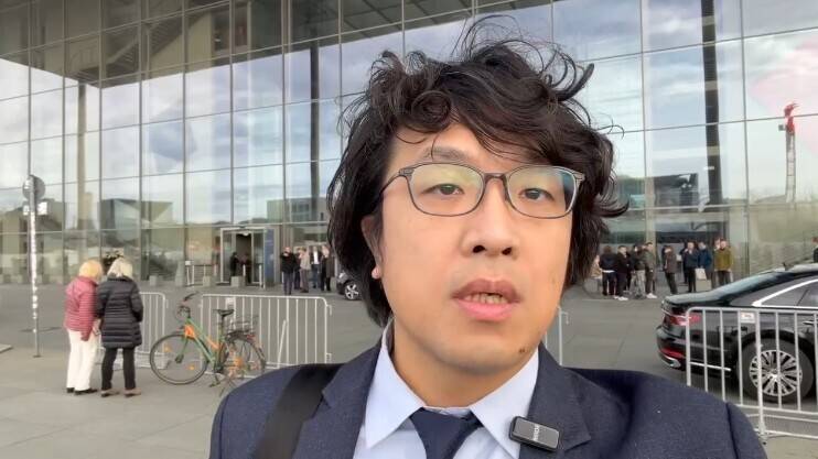 沈伯洋無懼威脅於今日現身德國聯邦議院門口，強調他將以台灣立委的身分赴德國國會，為自由民主作證。（翻攝自臉書@沈伯洋）