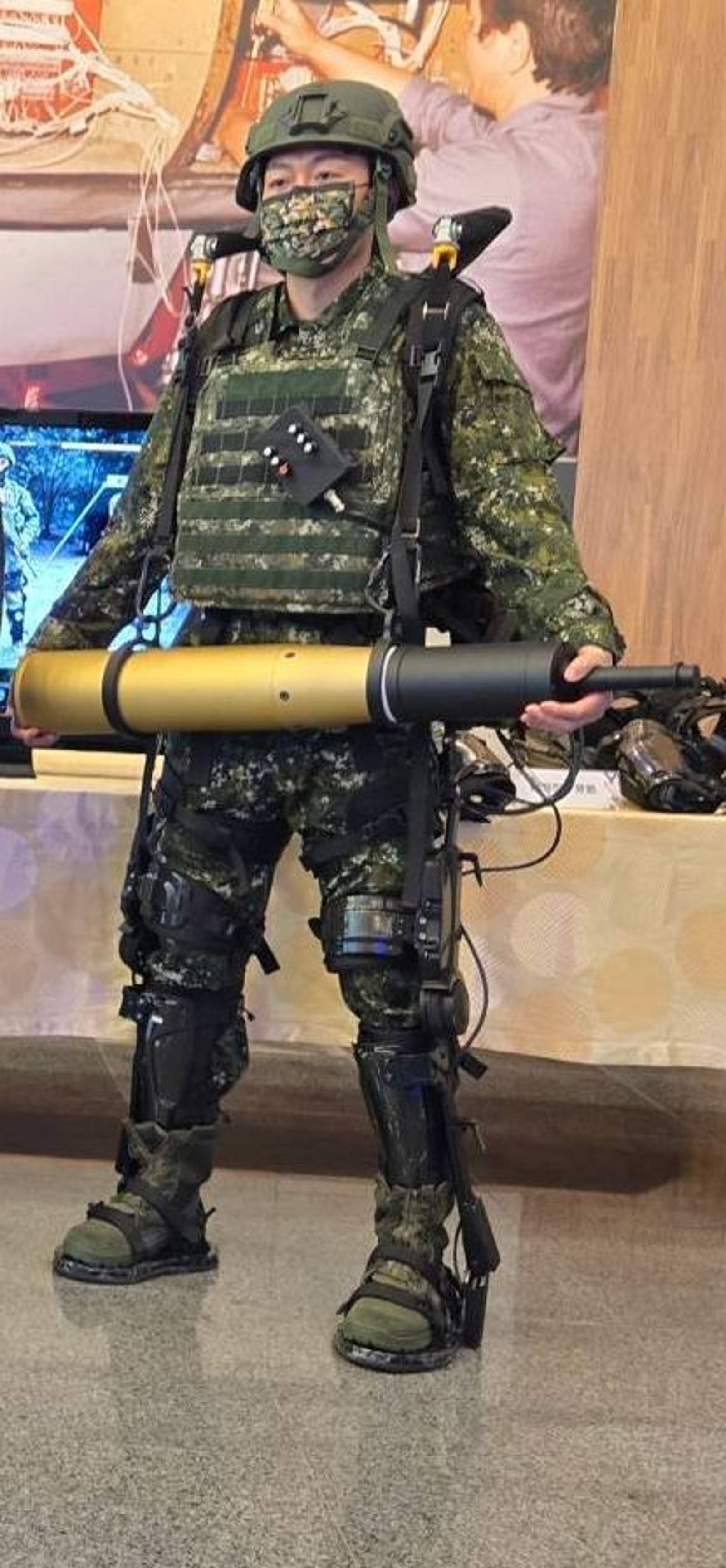 荷重型外骨骼,可有助提升國軍戰鬥能力。(中科院提供)
