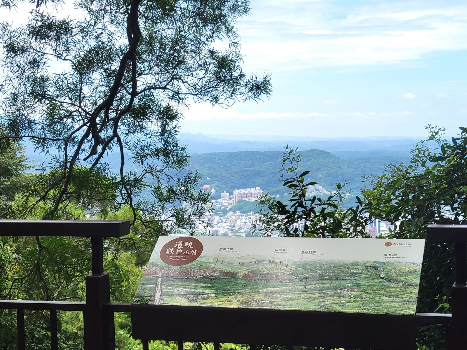 飛鳳山步道重建休憩平台,讓山友安心眺望絕佳視野。