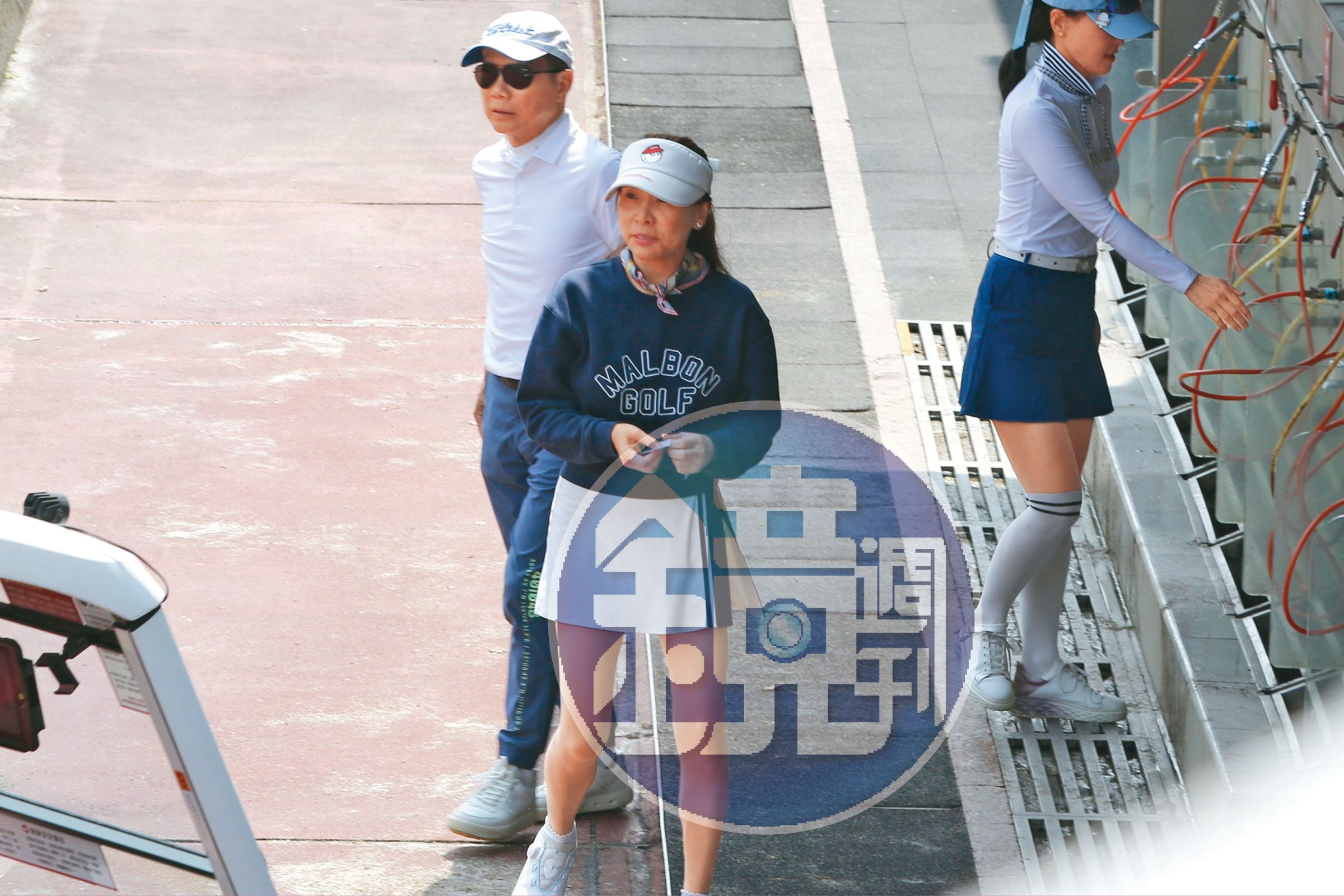 藍衣熟女與白衣熟女常在大溪球場出沒,不過因為藍衣熟女搭上了郭台銘而略勝一籌。