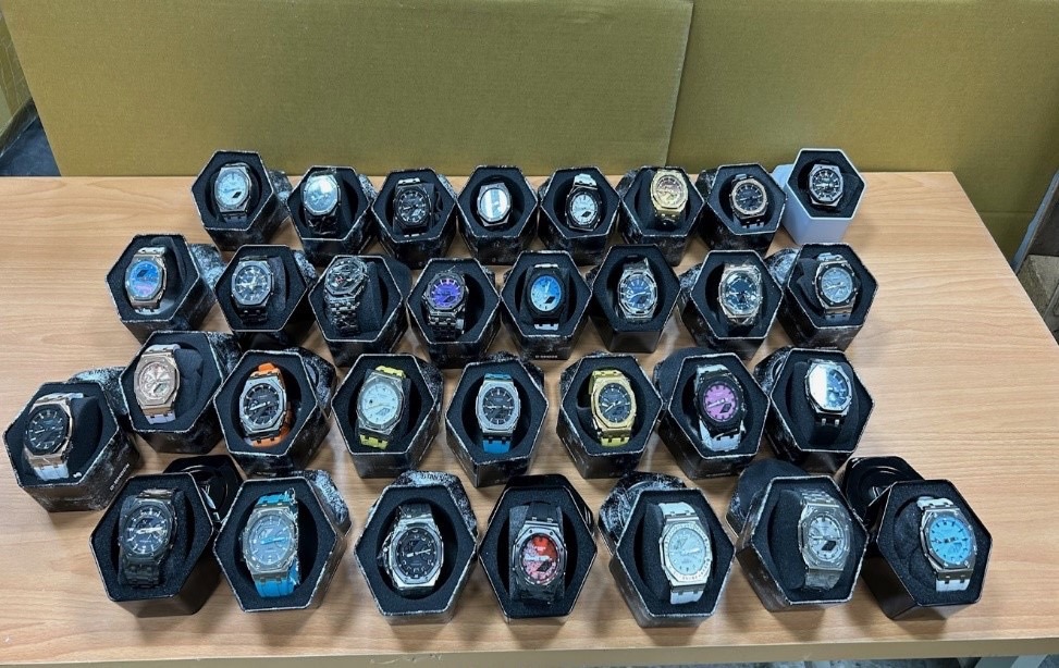 刑事局智慧財產偵查大隊在莊男營業地點查扣市值6千萬元的仿製AP錶款及零件。（翻攝畫面）