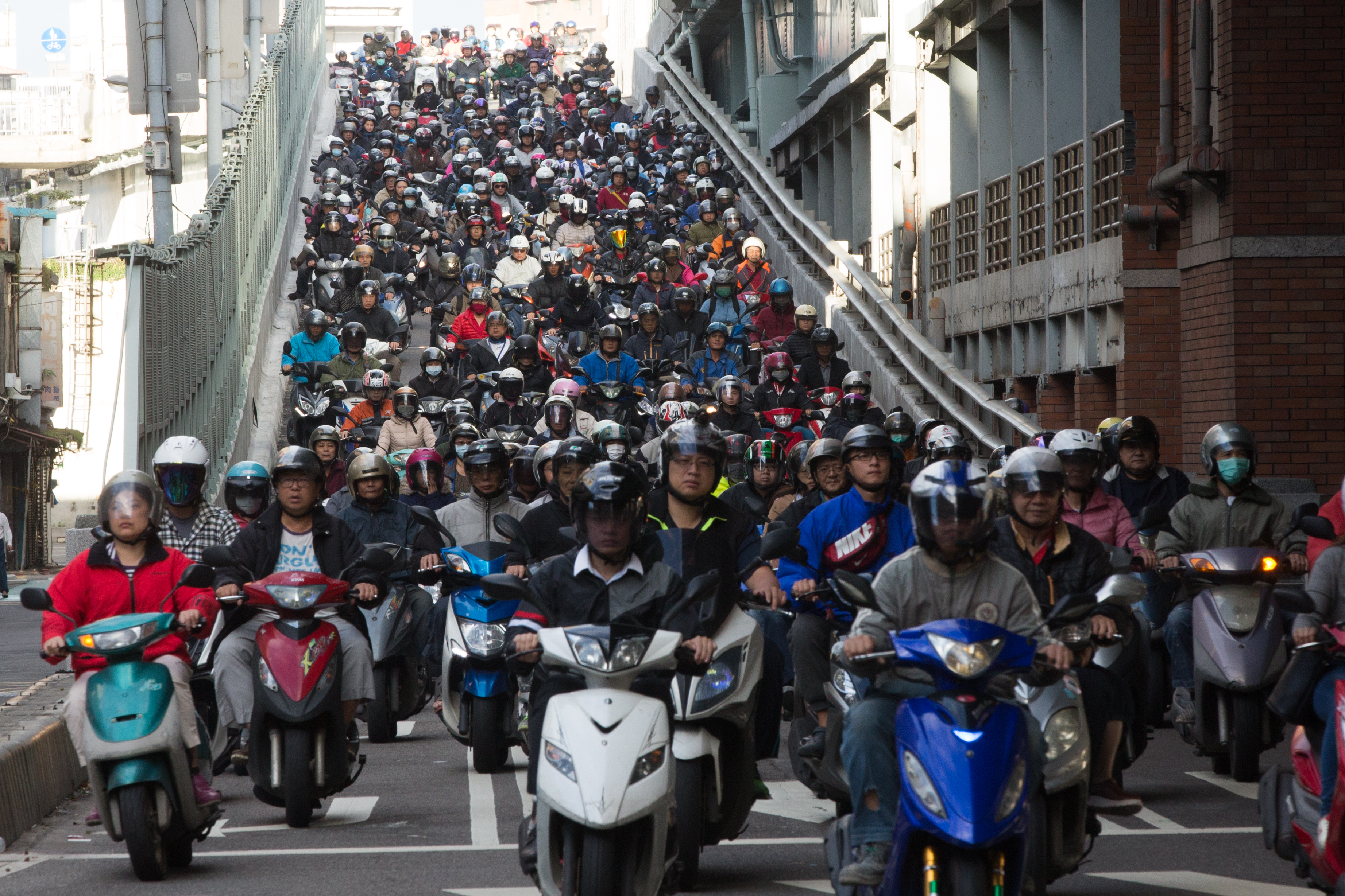 有位女性網友好奇詢問大家「冬天騎車穿發熱衣真的會保暖嗎？」結果一堆網友都建議穿雨衣。（示意圖，本刊資料照）