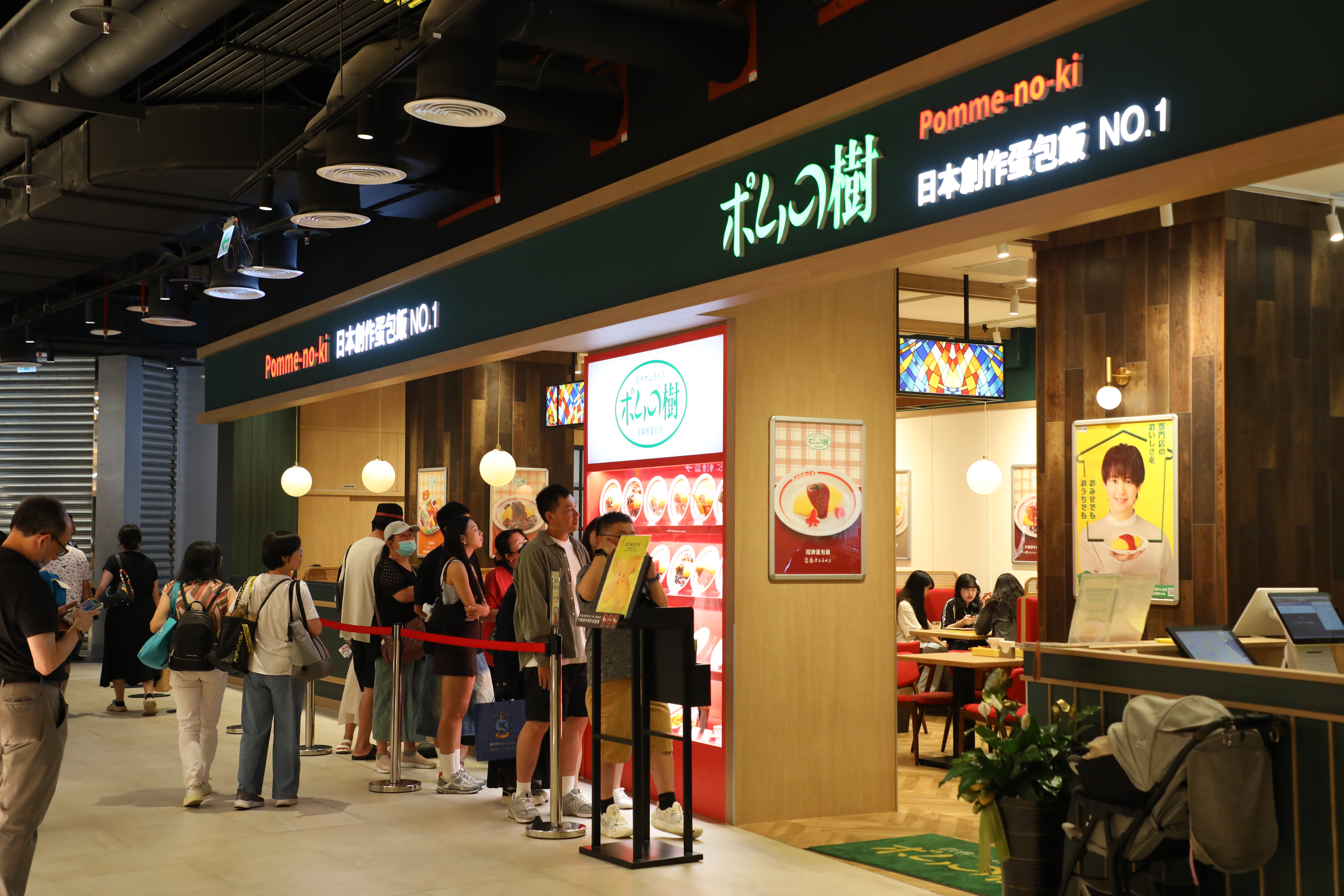 「ポムの樹 蘋果樹蛋包飯」自6月3日正式開幕以來,每日都吸引滿滿人潮排隊。