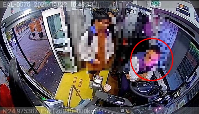 桃園客運劉姓司機（圖）態度不佳又動手打人，已遭公司開除。（翻攝畫面）