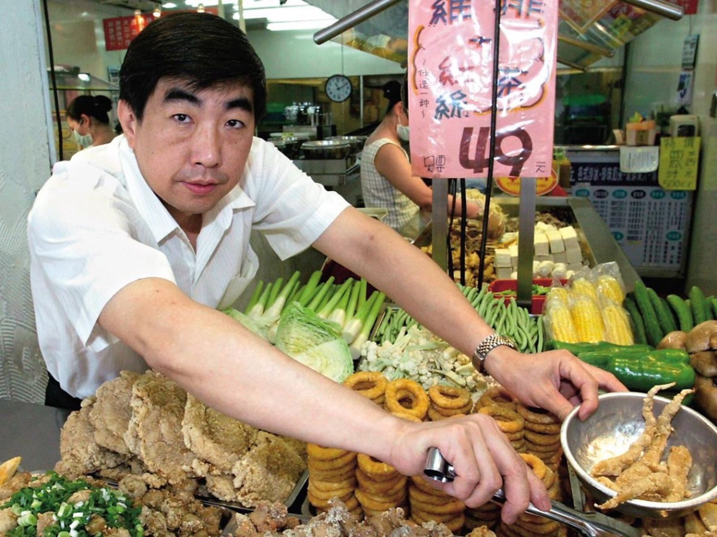 早期的台灣鹽酥雞只是一家小攤店,洪誌謙認真經營,穿著也很整齊。(台灣鹽酥雞提供)