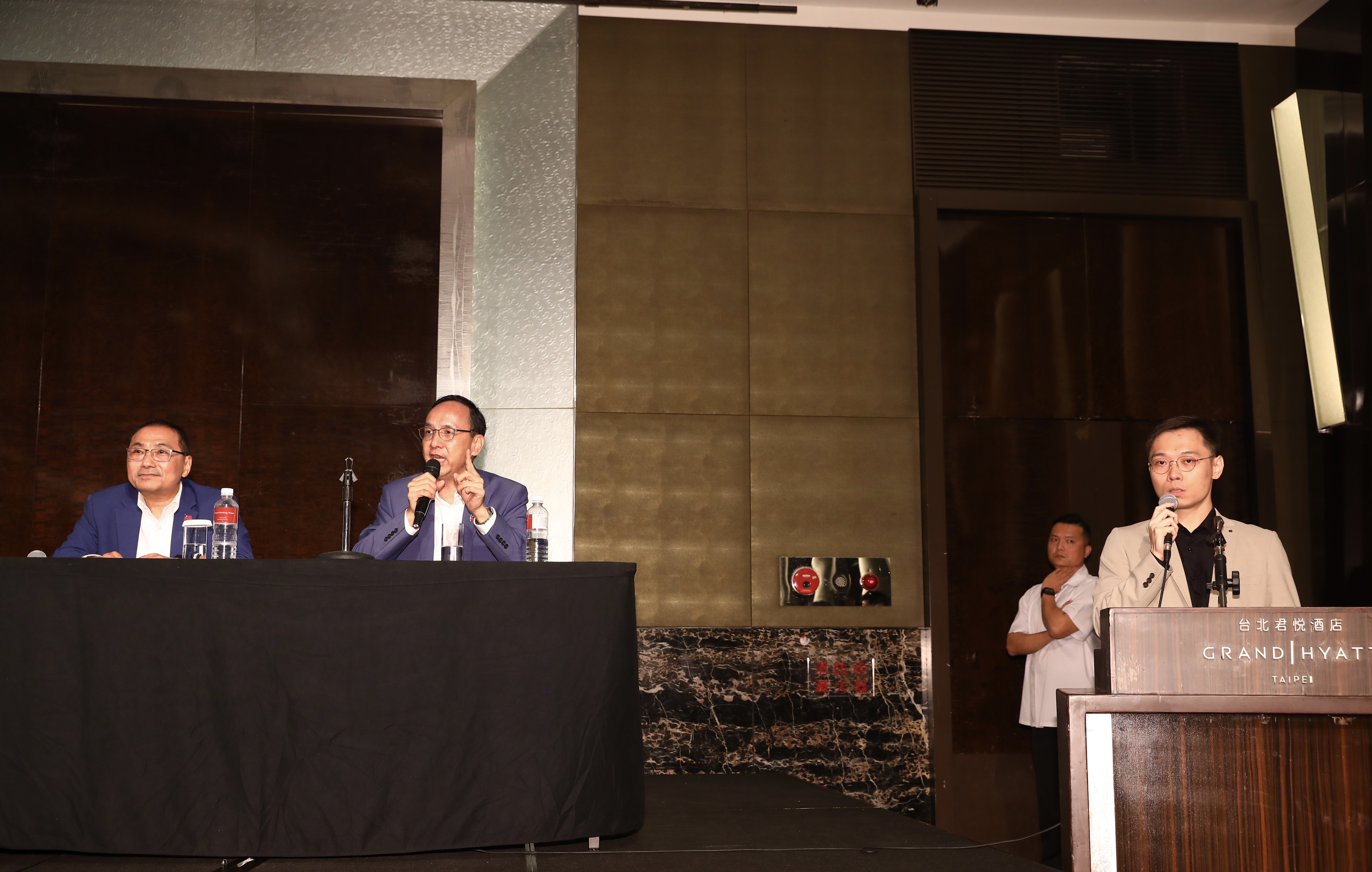 黃士修在記者會最後補刀，重提藍營初選民調，此舉惹怒朱立倫。