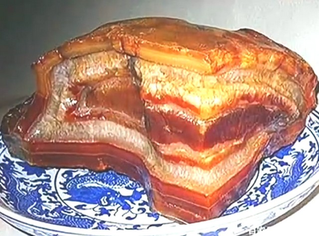 中國一名老翁在山上撿到「豬肉石」，外型逼真宛如新鮮的豬肉。（翻攝微博）