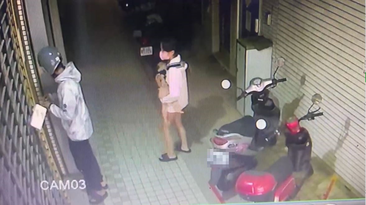 吳女及同居人抱著1歲的兒子就醫，但醫護人員研判小孩腦出血，在送醫時已死亡。（翻攝鏡電視）