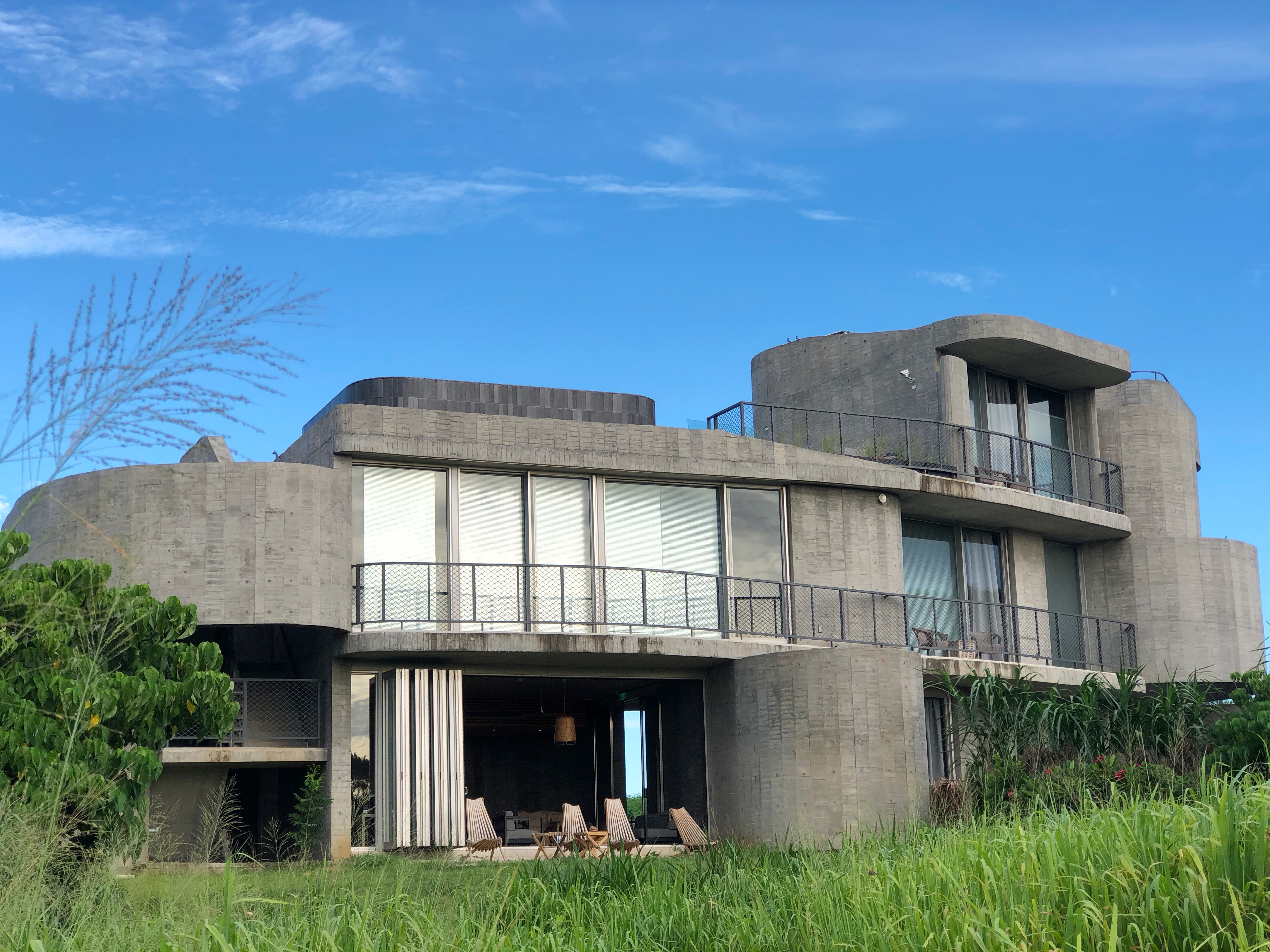 灣臥的建築由3道自由曲線的清水混凝土牆體構成，牆厚30公分，就像一座碉堡般堅固。
