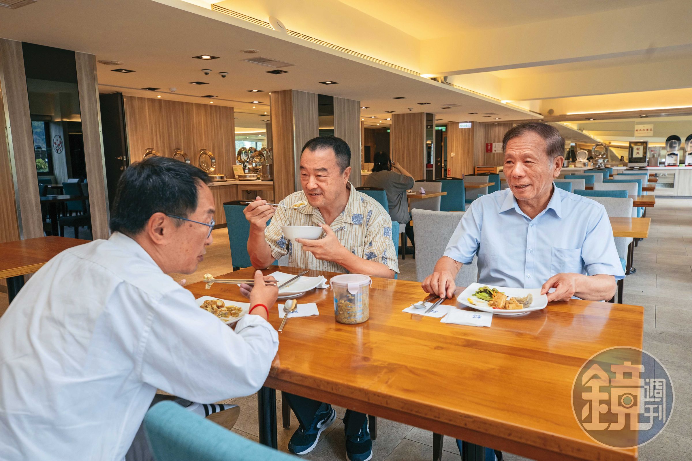 沒有大老闆架子，劉清郎（右1）和飯店同仁一起吃員工餐。