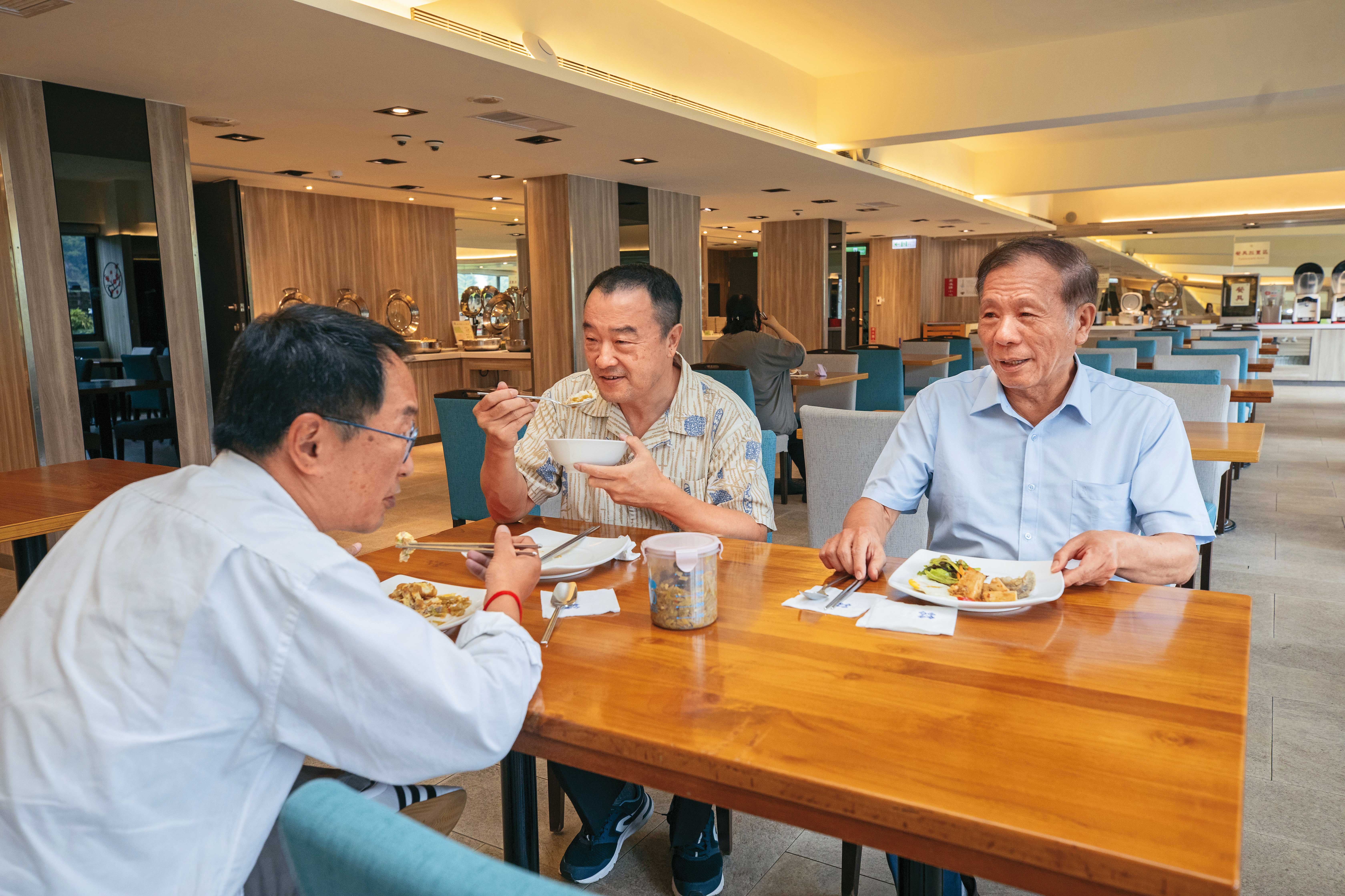 沒有大老闆架子，劉清郎（右1）和飯店同仁一起吃員工餐。