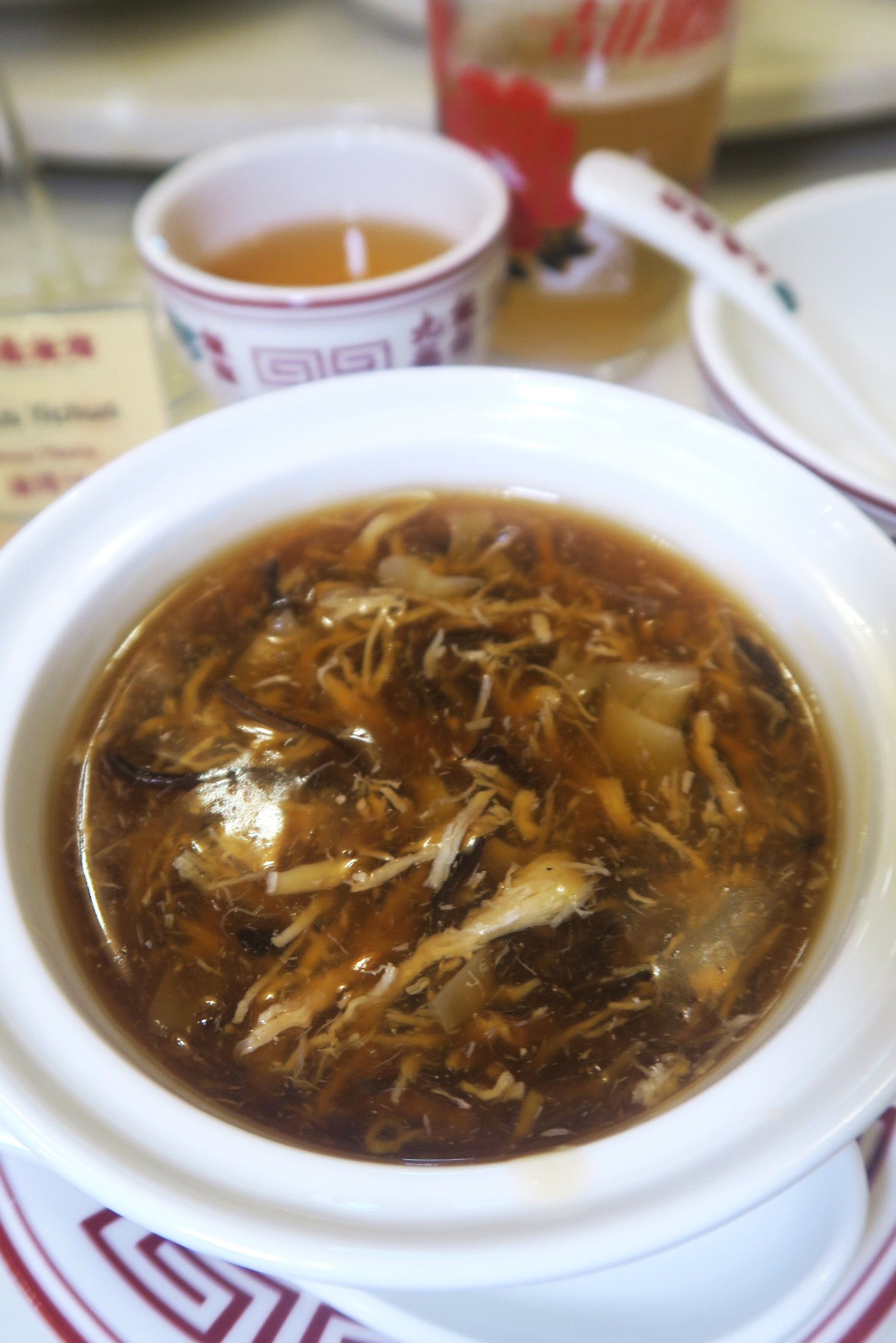 今日宴席的湯品特別準備了「懷舊花膠碗仔翅」，滋味厚重而不過度，是街邊小吃的改良版。