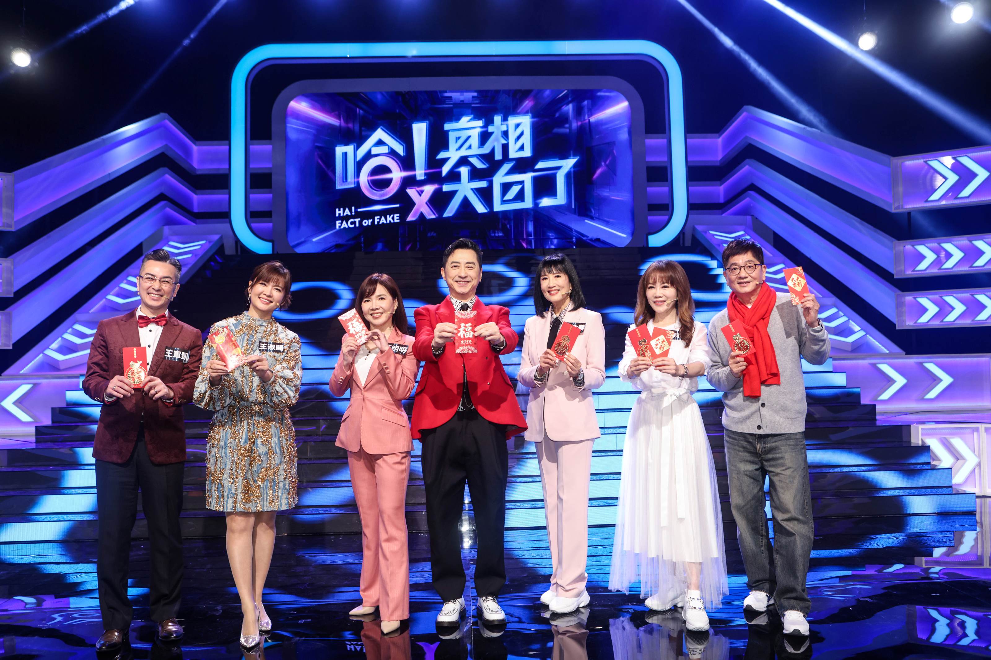 主播上節目與主持人哈林同框合影。（公視提供）