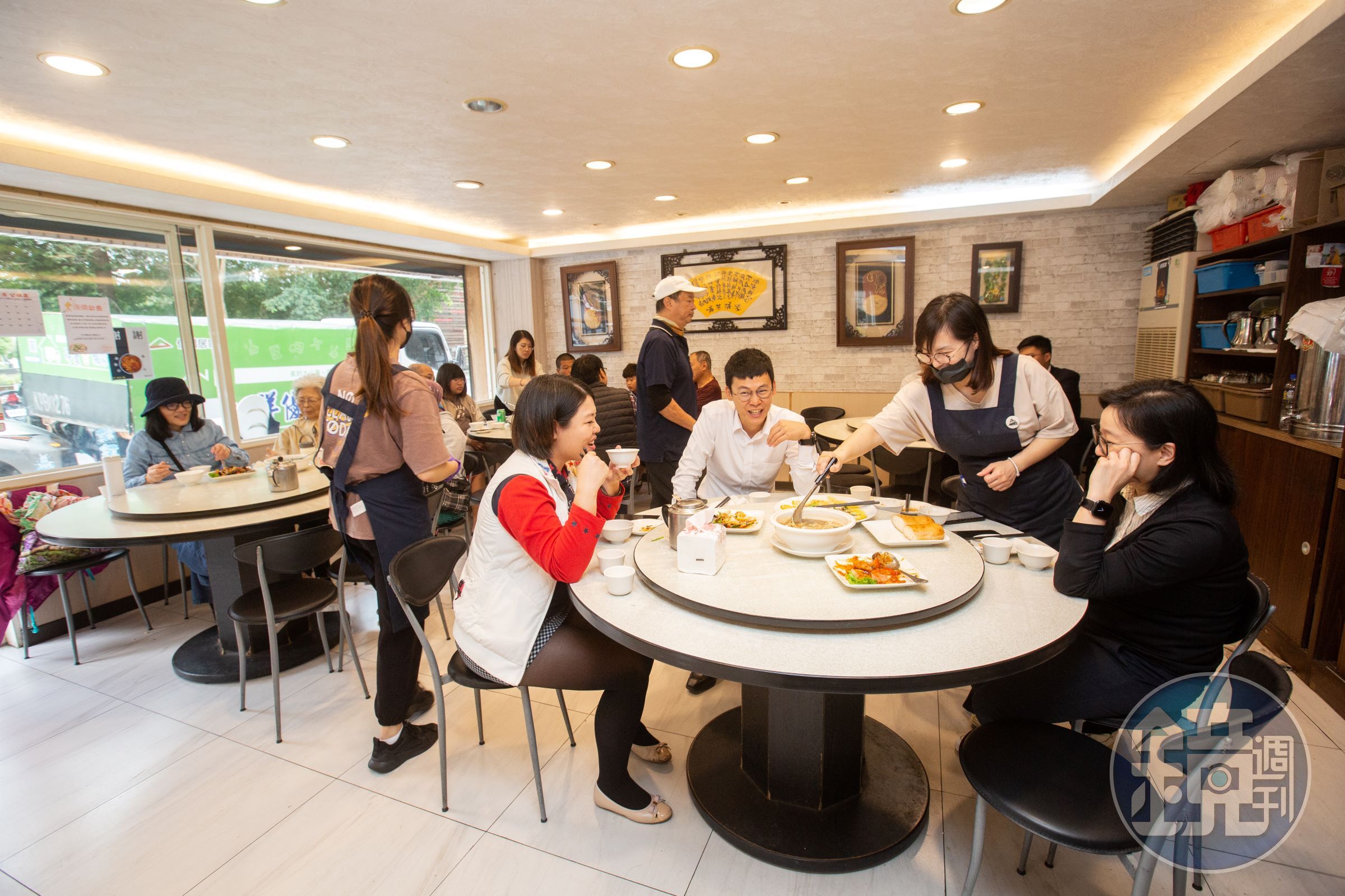大湖餐館上菜快,背後原因是老客人希望點的菜餚一次上,這樣夾起來比較有吃飯的感覺。