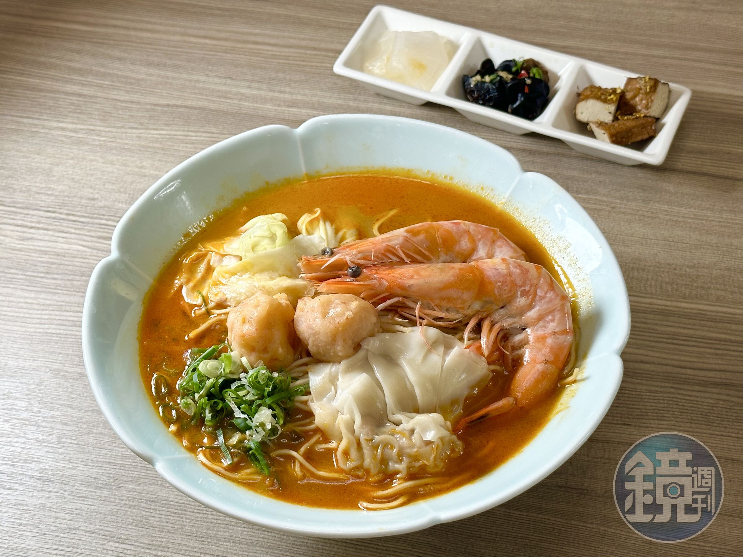 「招牌三寶蝦湯拉麵套餐」吃得到大尾白蝦、鮮蝦雲吞和魚子蝦滑,整碗蝦味爆濃。(358元/份)